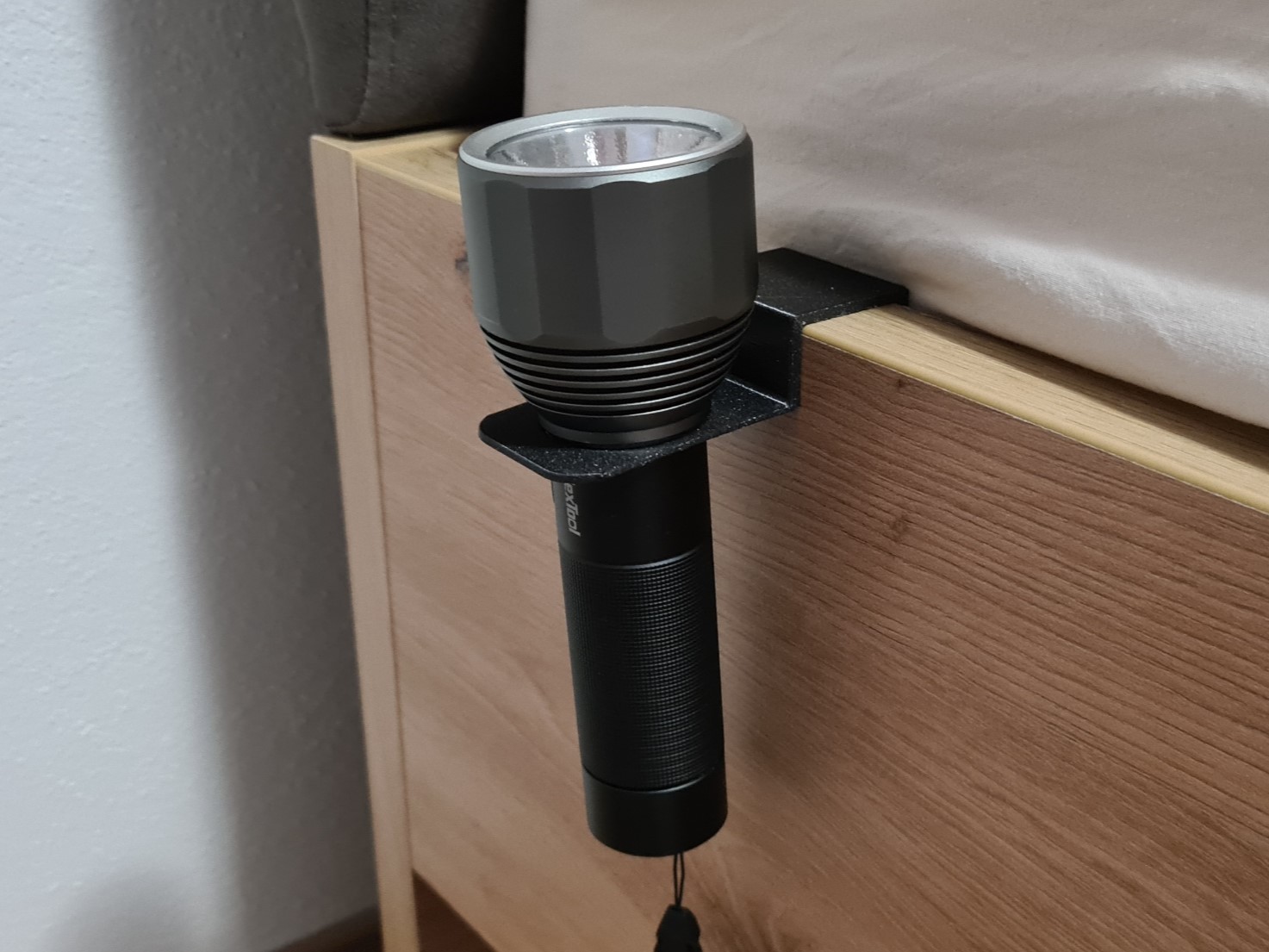Parametric Flashlight Holder