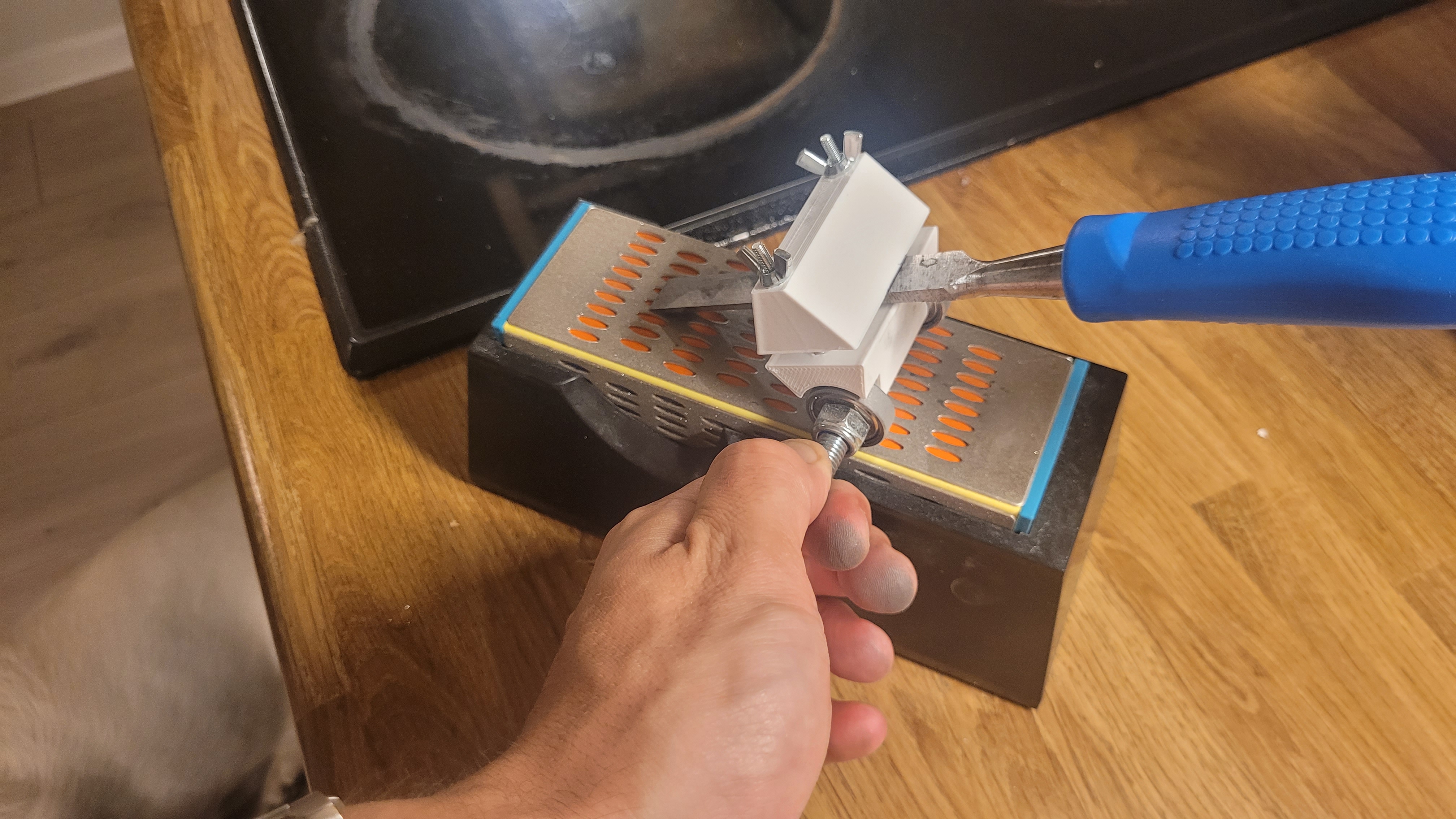 Chisel sharpening jig