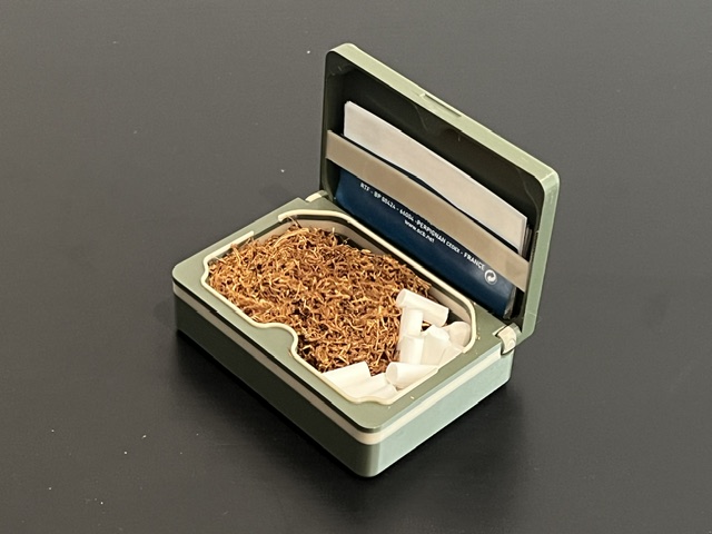 Tobacco box with magnets