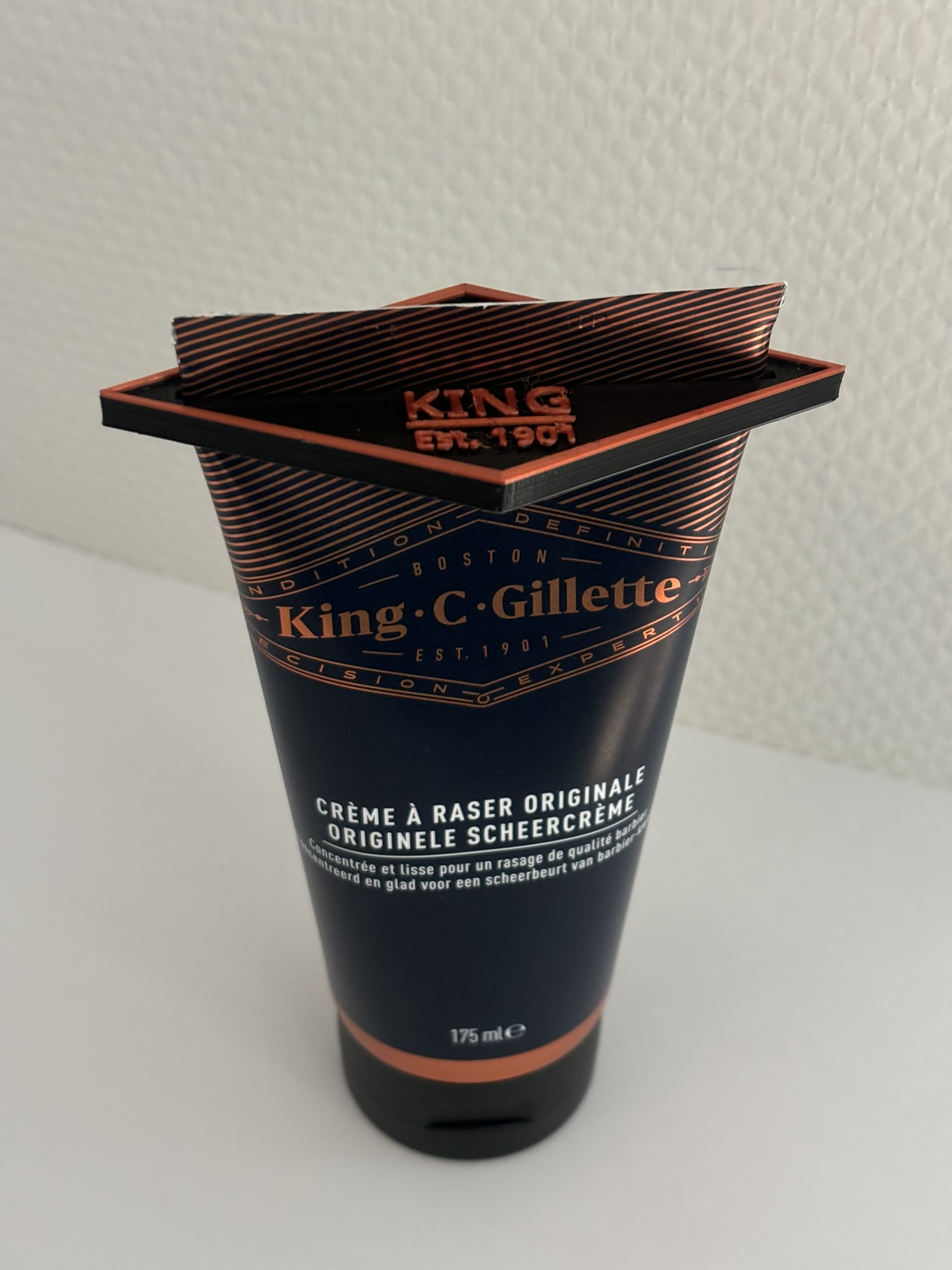 Squeezer for shaving creme