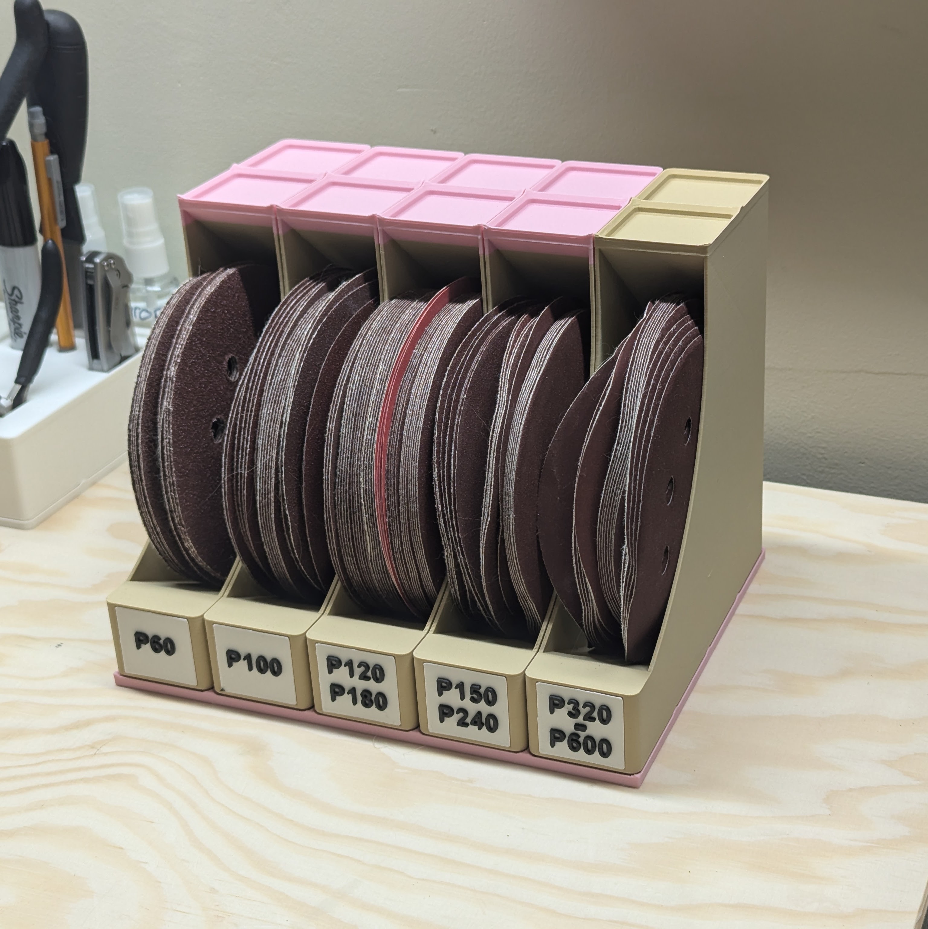 Gridfinity-Compatible Sanding Disk Organizer with Top Storage