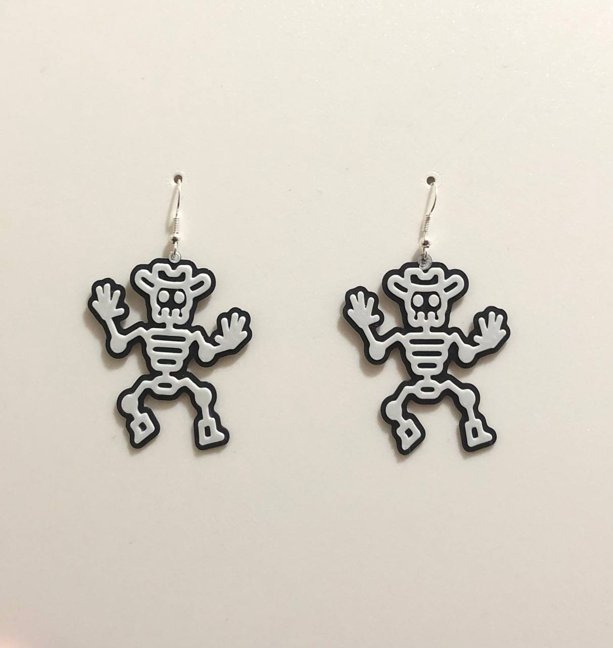 Earring pendant skull dance with a hat