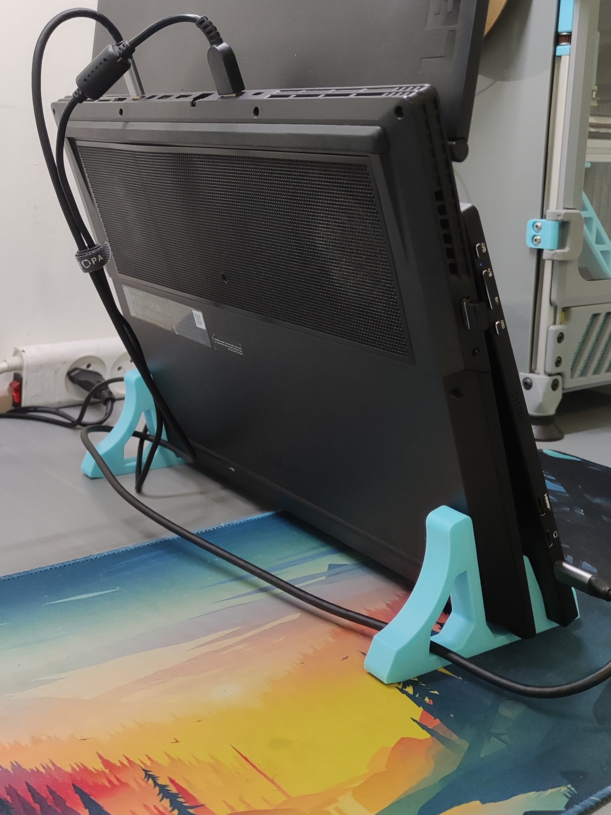 Laptop and portablemonitor vertical stand da Yoav Gilad Scarica il