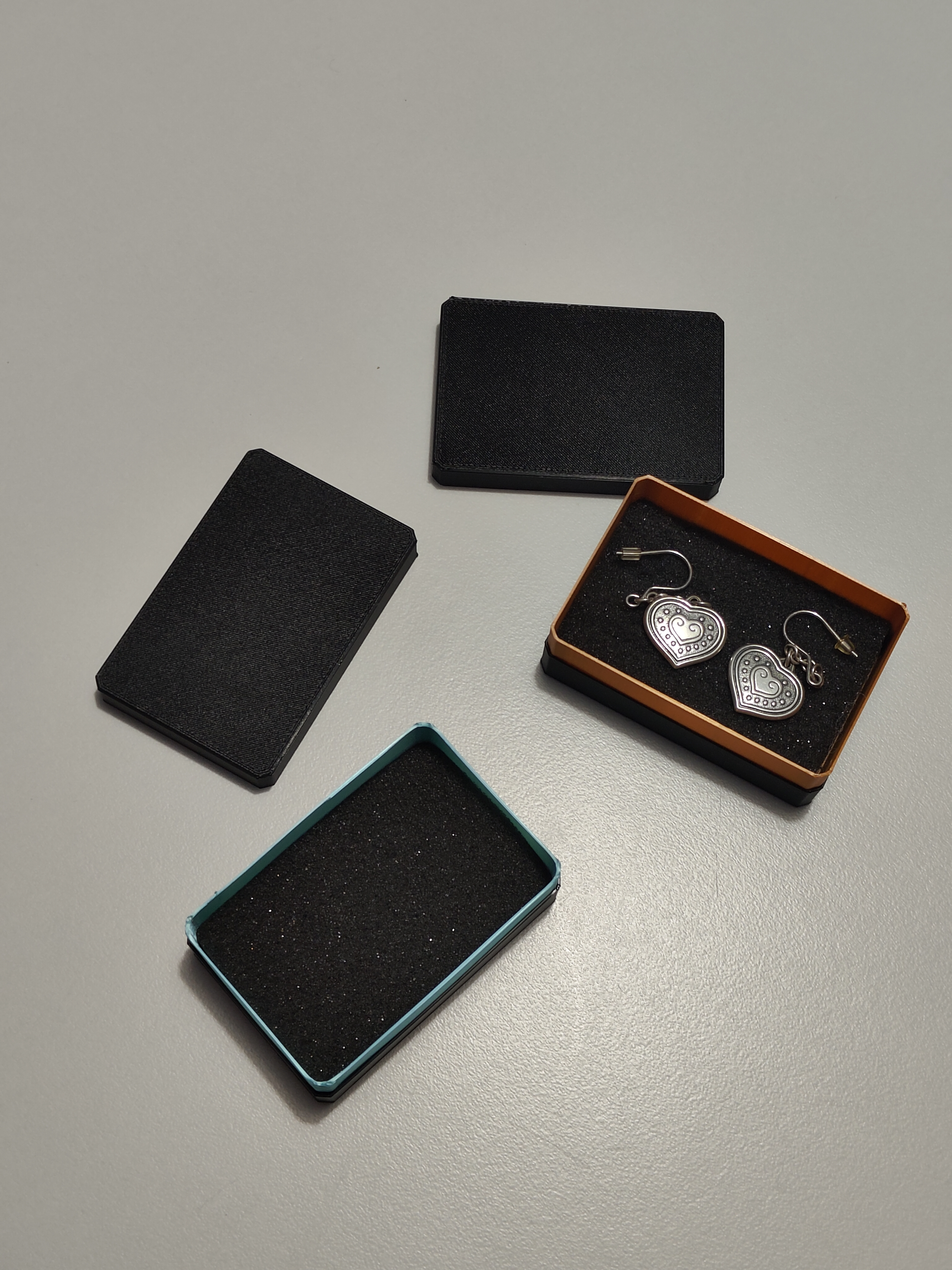 Minimalistic gift box — thumbnail 3