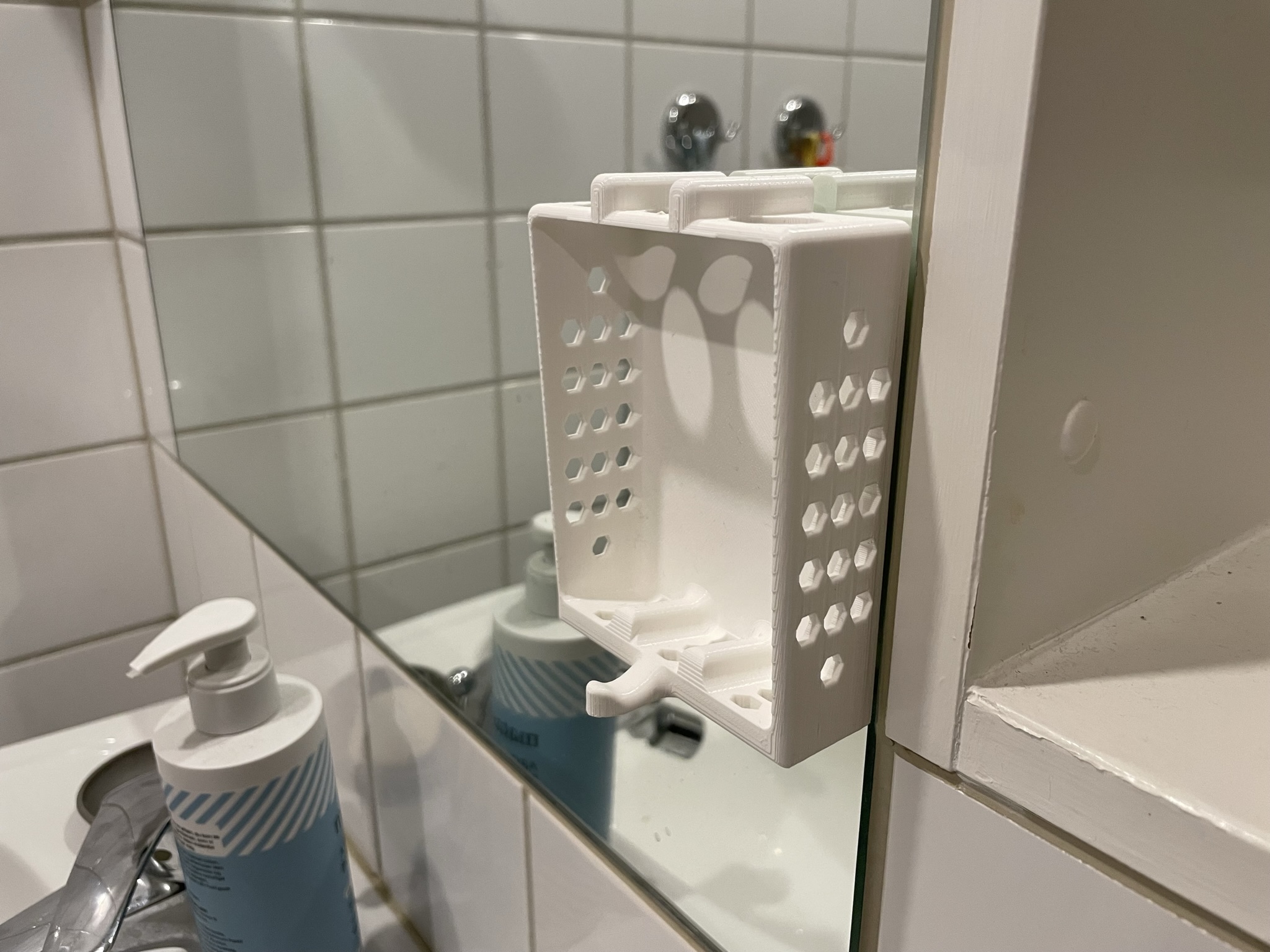 Miniatura 5 do modelo 3D Toothbrush and Toothpaste Holder
