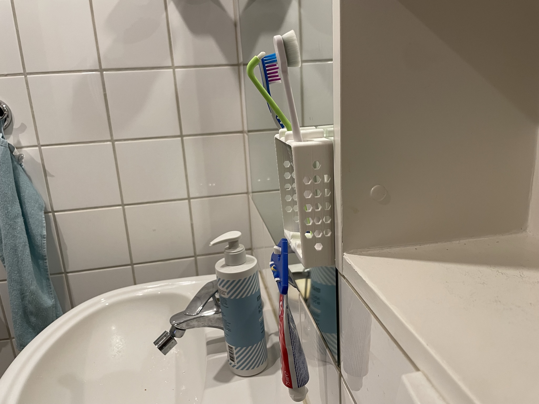 Miniatura 3 do modelo 3D Toothbrush and Toothpaste Holder