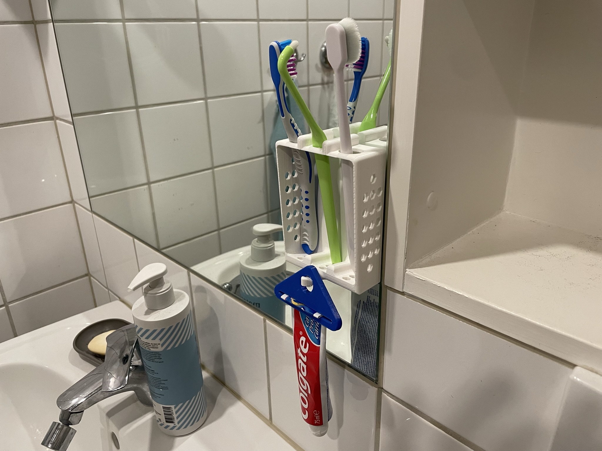 Miniatura 2 do modelo 3D Toothbrush and Toothpaste Holder