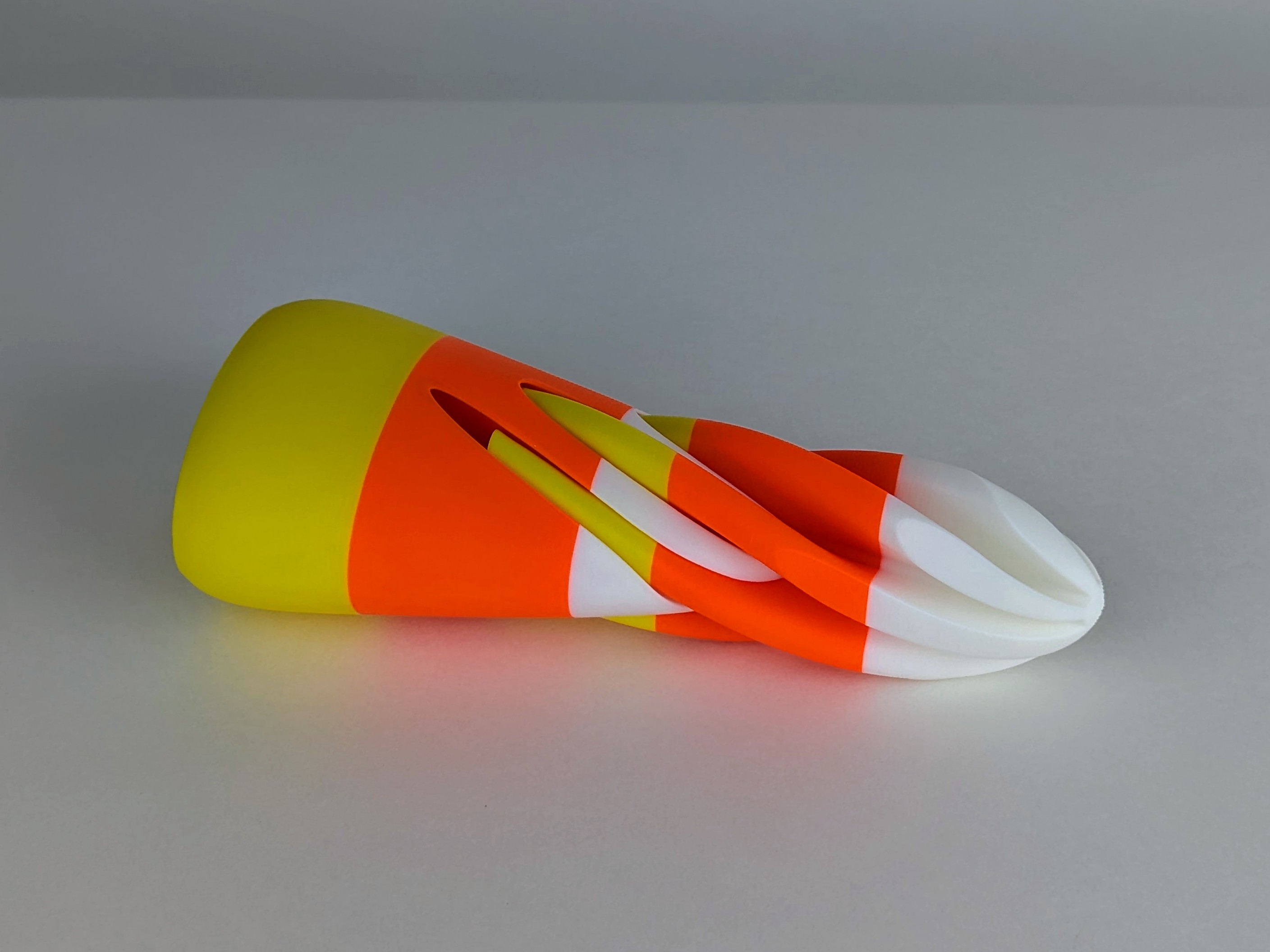 Miniatura 5 do modelo 3D Impossible Passthrough Candy Corn Fidget