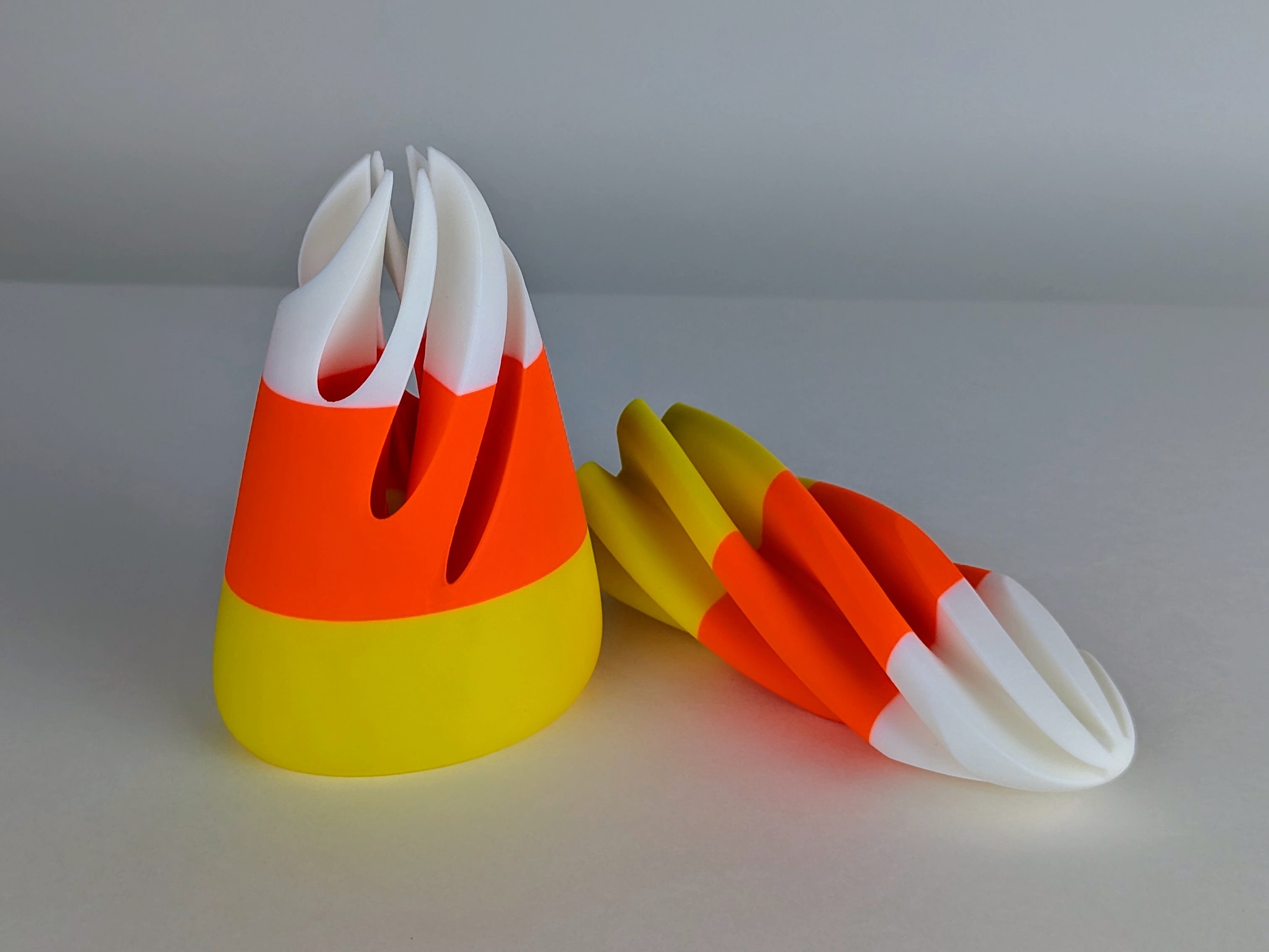Miniatura 2 do modelo 3D Impossible Passthrough Candy Corn Fidget