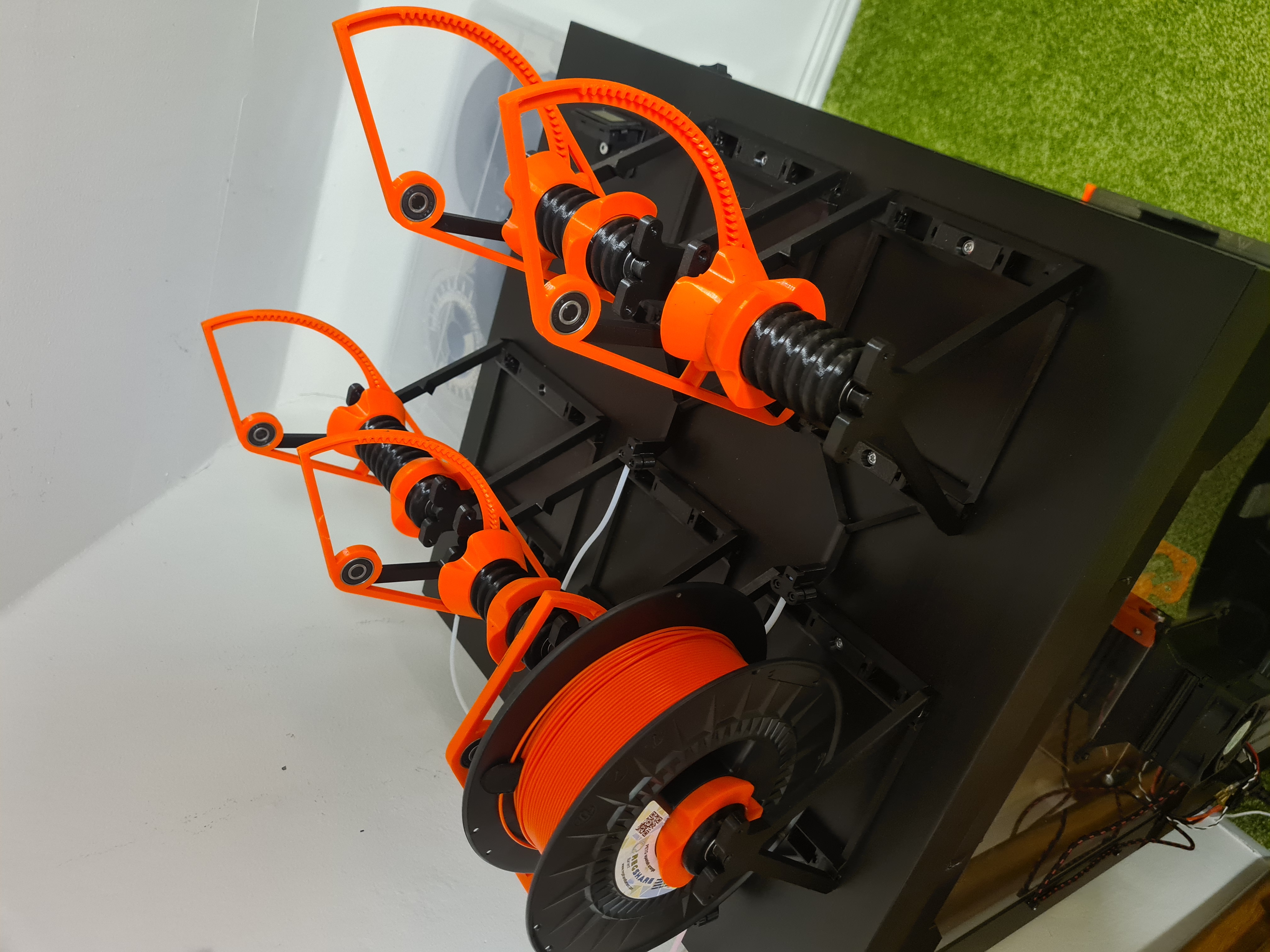 Auto-rewind spool holder - Grips & Arm for wheel weights