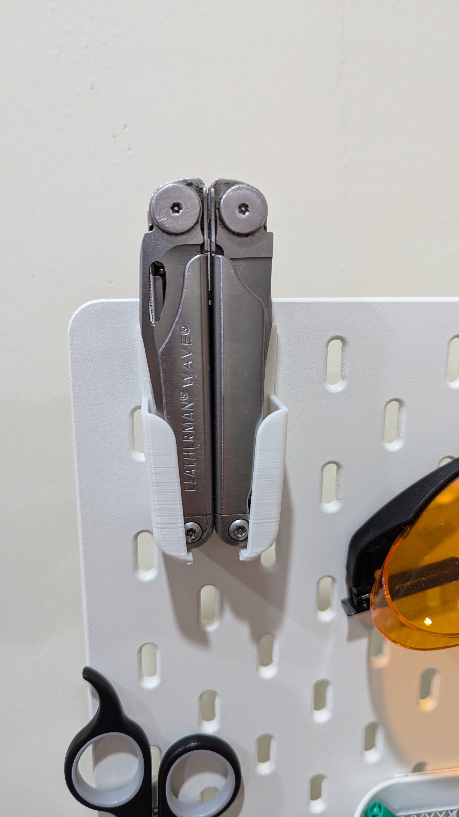 Skadis holder for Leatherman Wave multitool