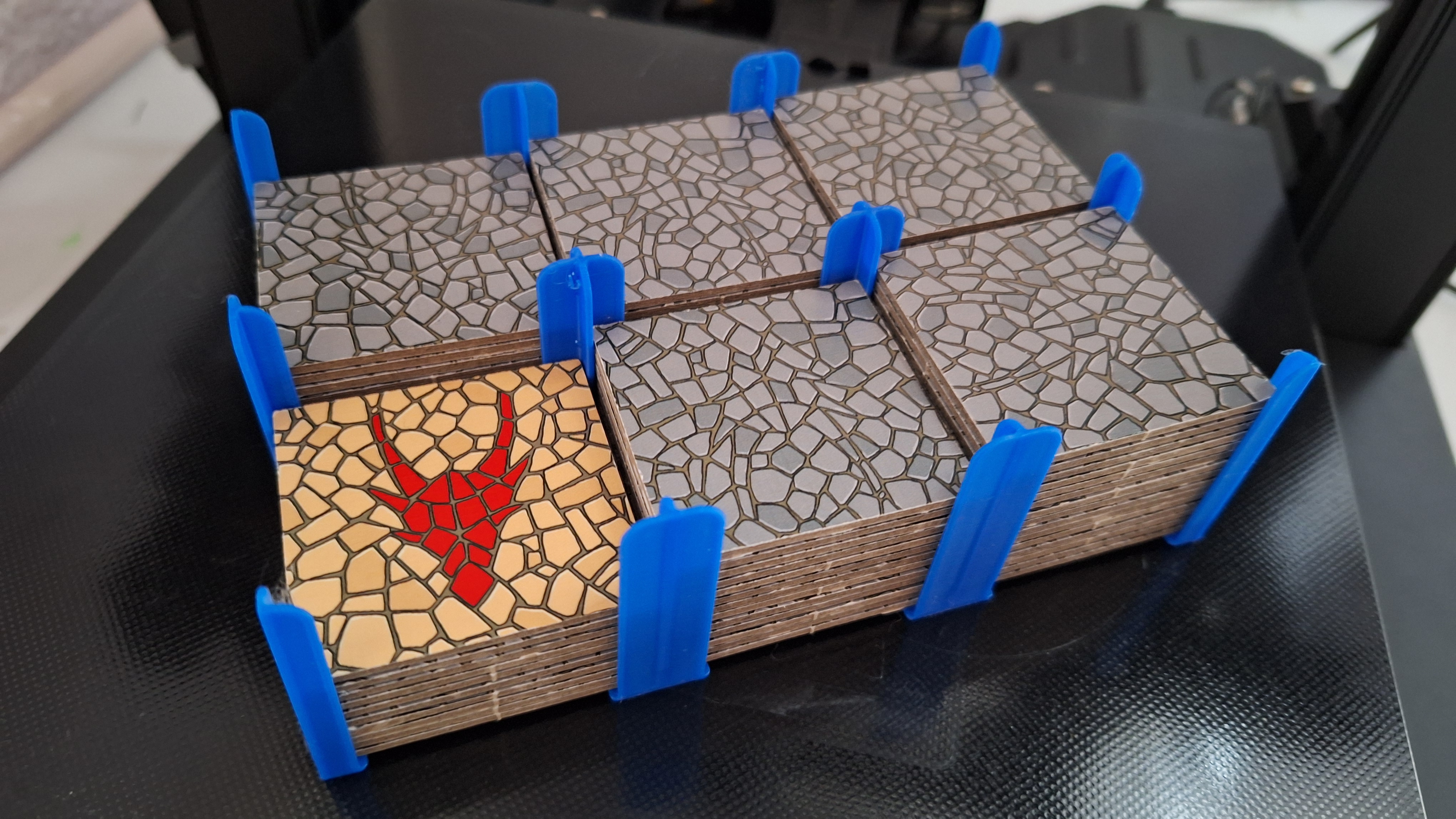 Material-saving Karak / Carcassonne dispenser