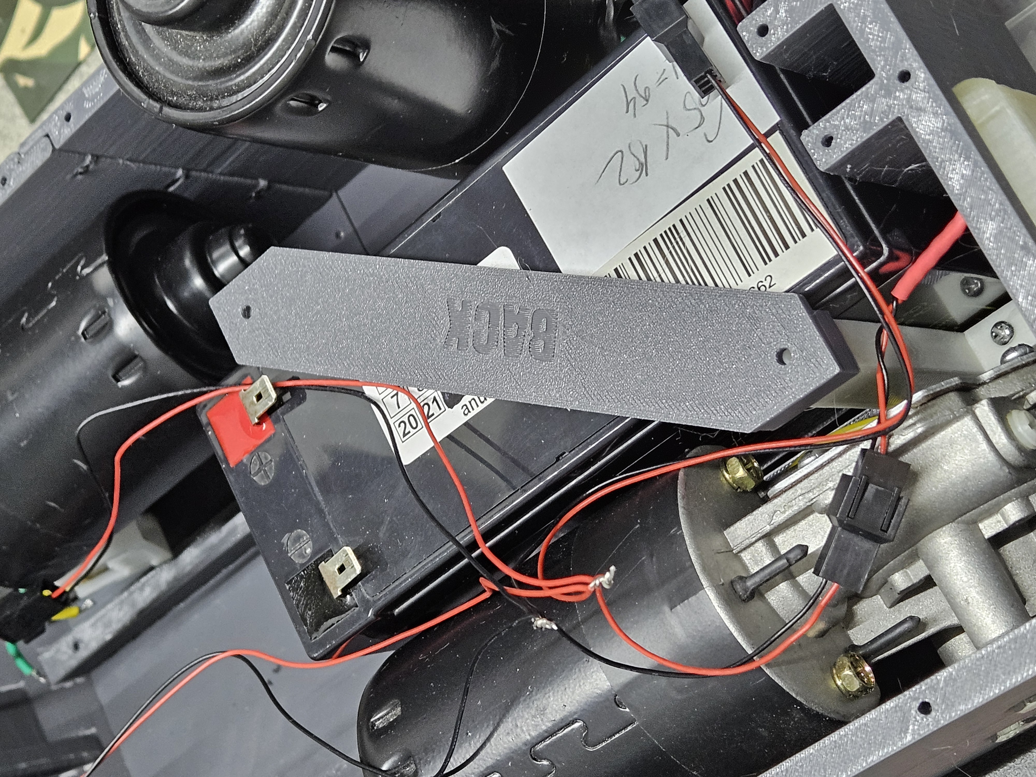 Raiser foot to hold a AGM 12v 10 Ah battery