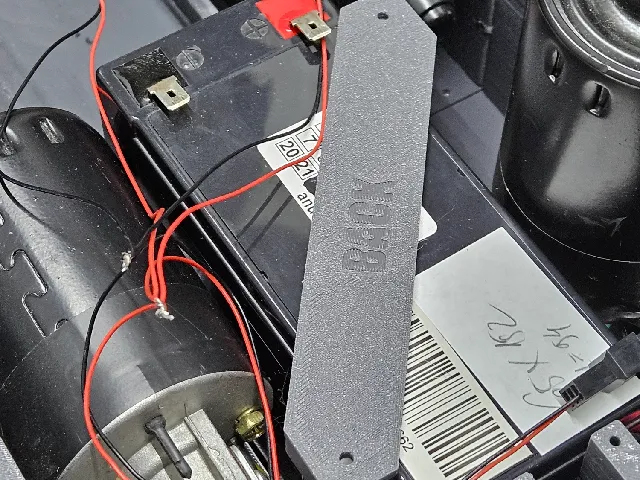 Raiser foot to hold a AGM 12v 10 Ah battery