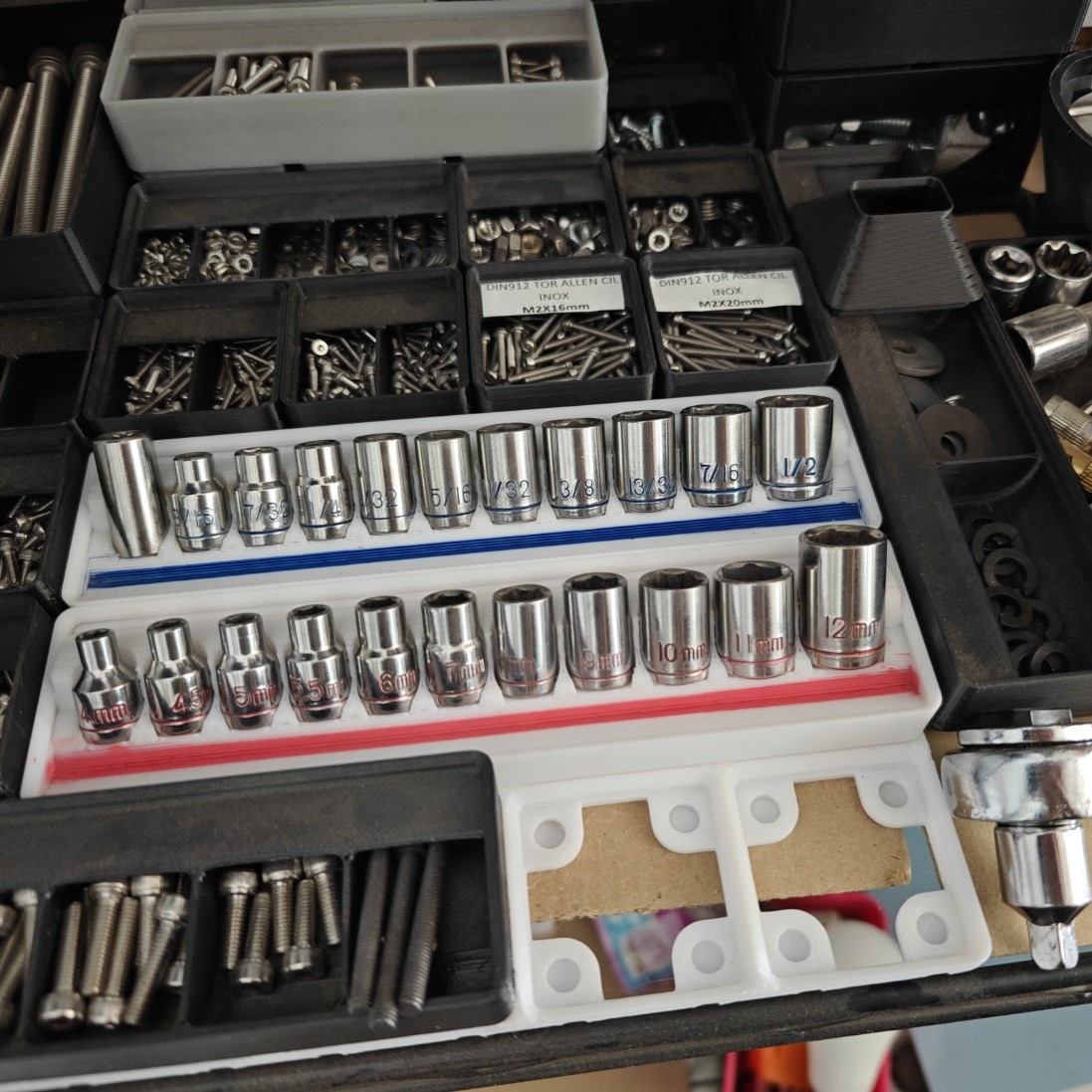 Miniatura 2 do modelo 3D Universal socket holder Gridfinity (11 slots)