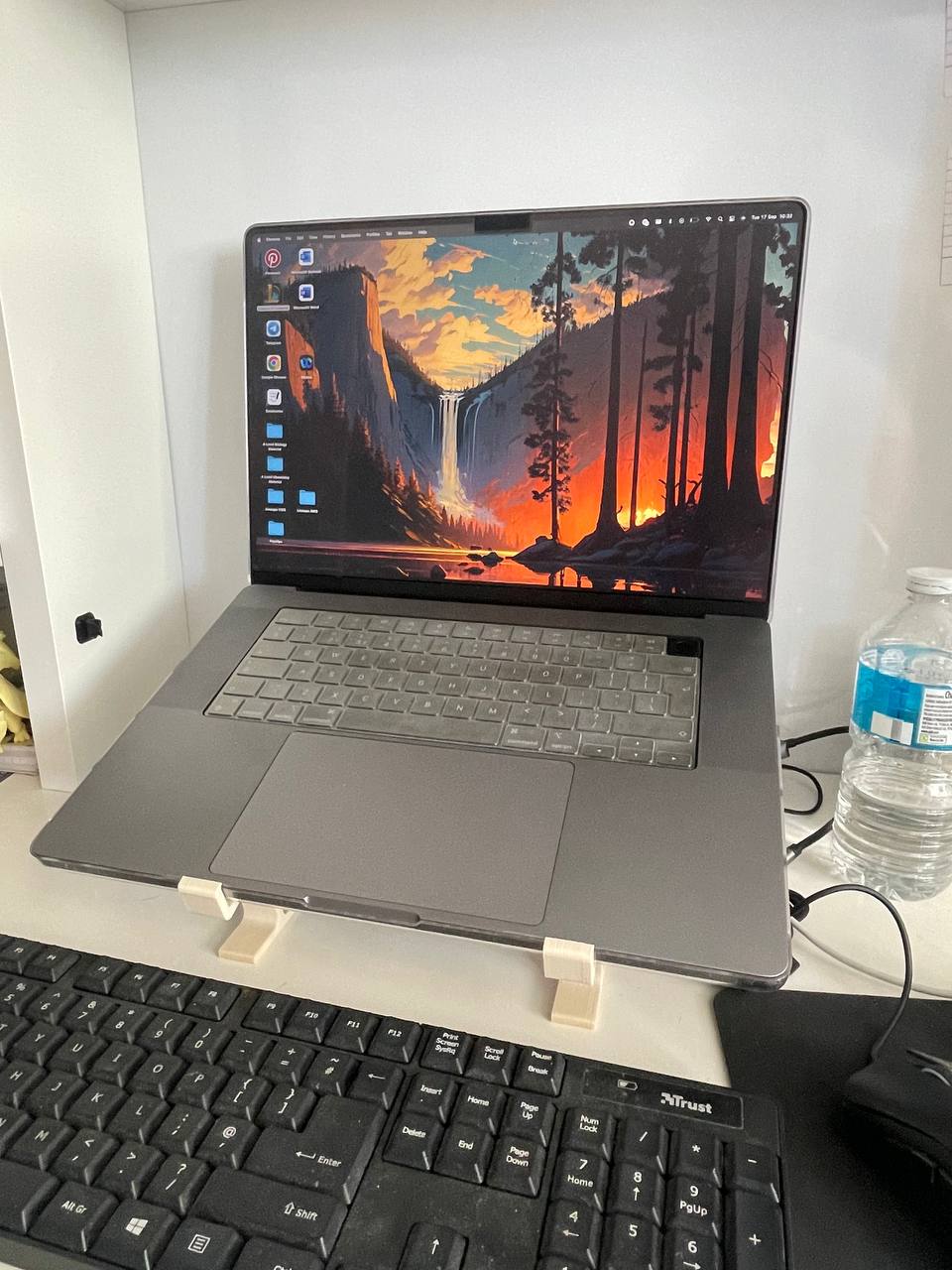Macbook Stand 16inch + Case