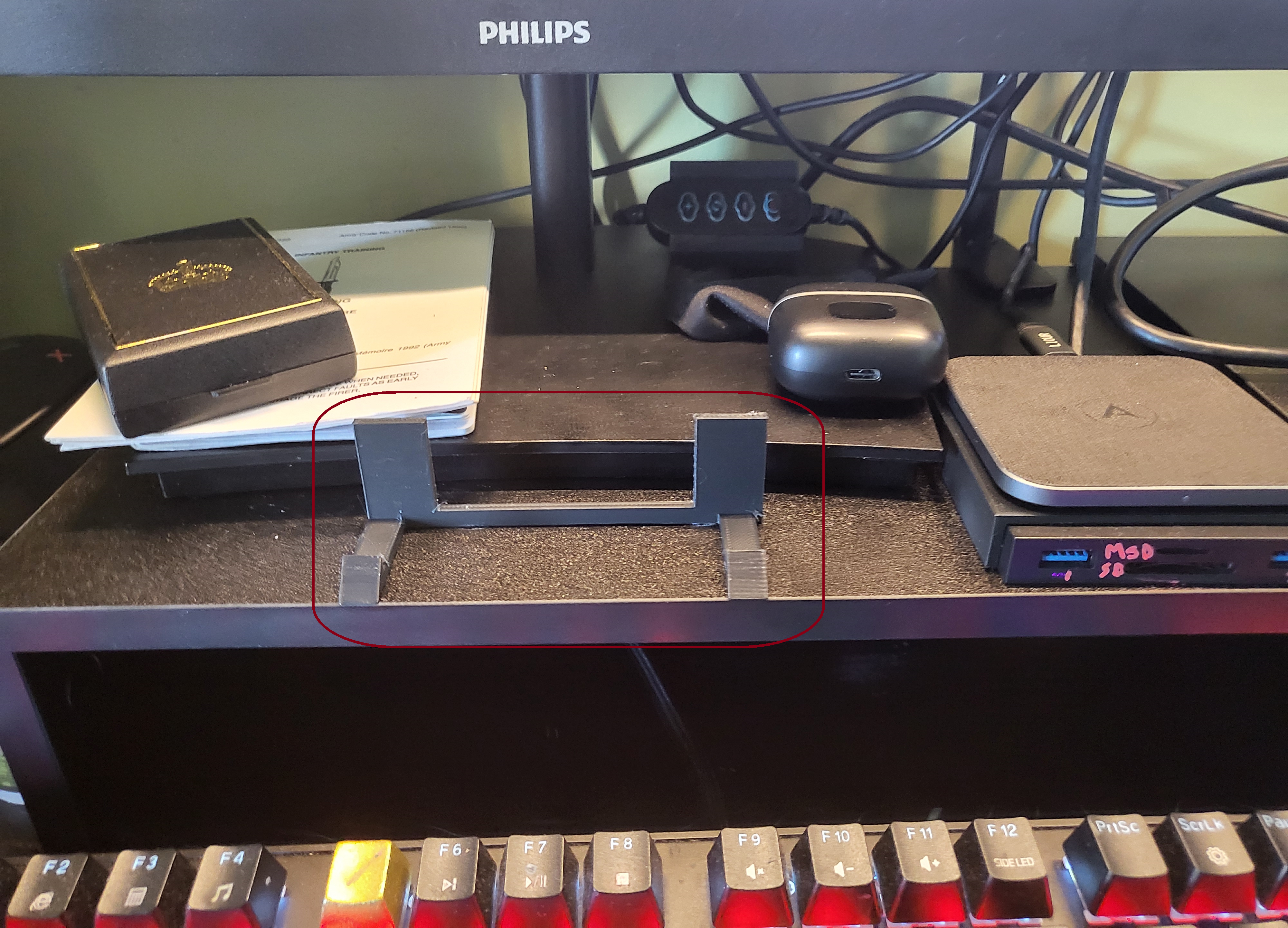 Simple landscape desk phone stand