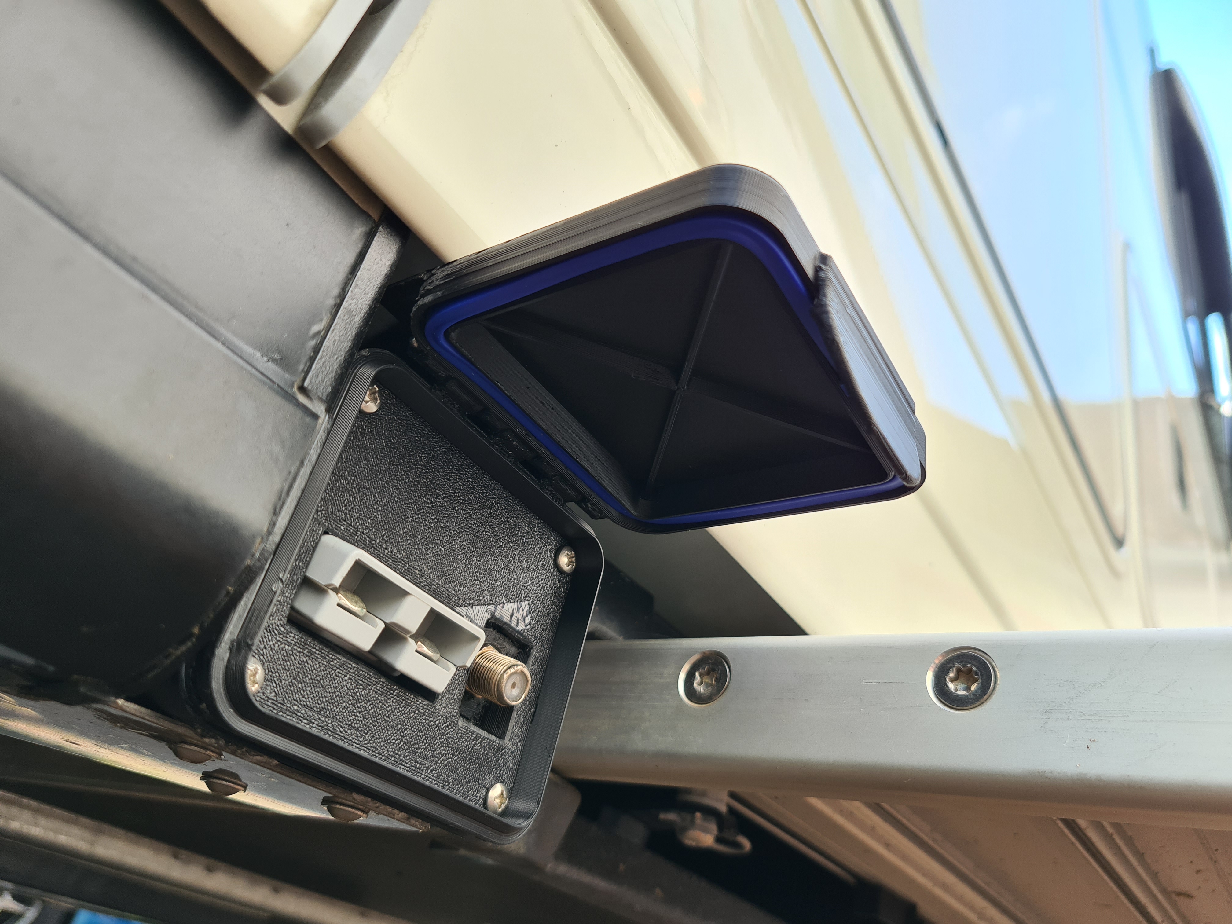 Box für Anderson,- und Sat-Stecker