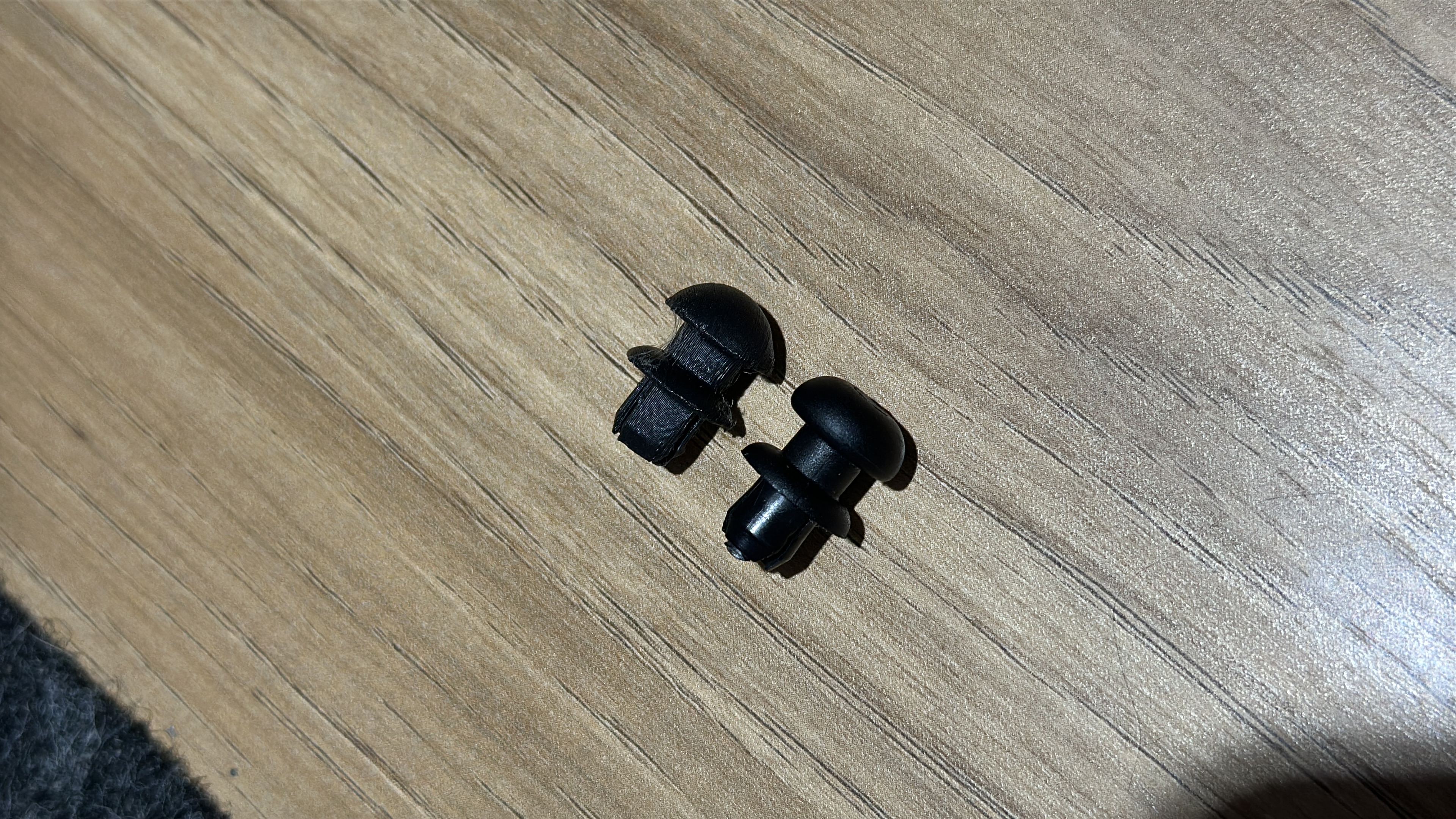 Pin that supports the trunk lid of Peugeot 208