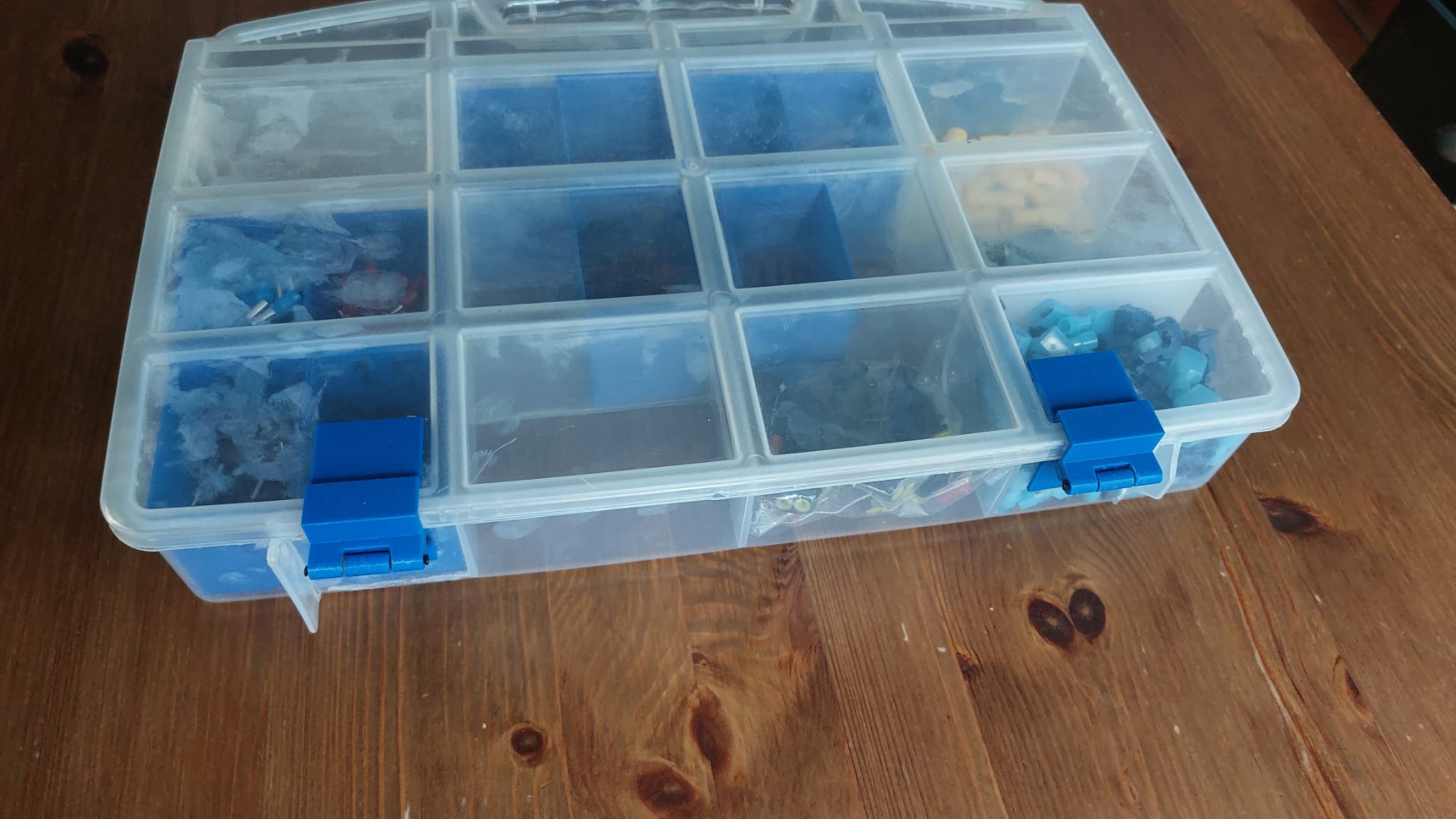 Bisagra para caja de clasificación