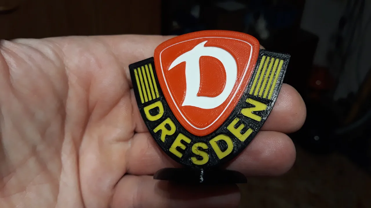 Pin's Ancien RDA Dynamo Berlin / Dresde (épingle à Crochet, RDA)