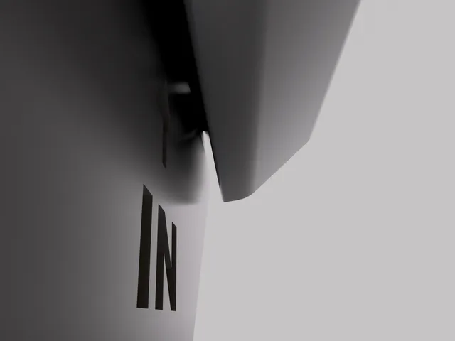 Gravitational Picture Holder