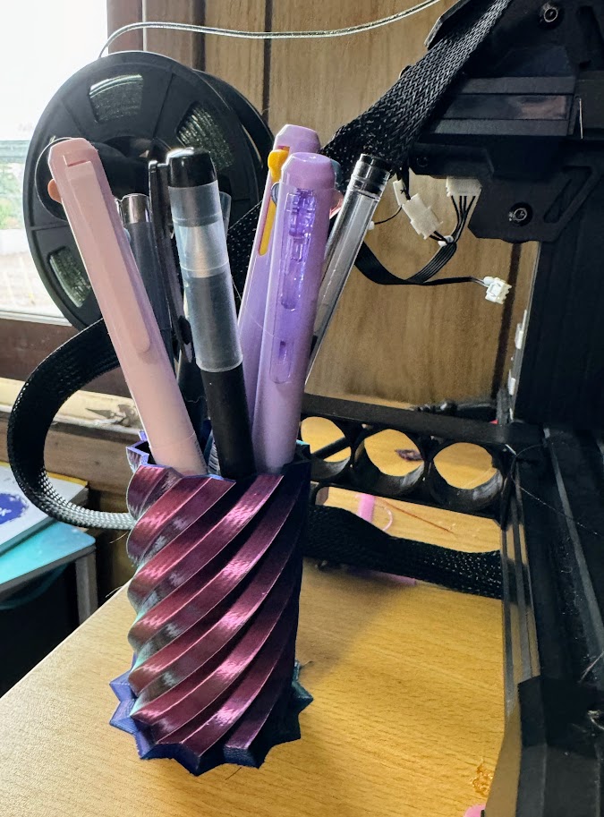 Miniatura 2 do modelo 3D Twisted Star Basic Pen Holder