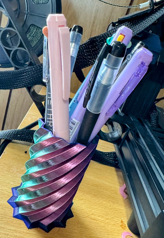 Miniatura 4 do modelo 3D Twisted Star Basic Pen Holder