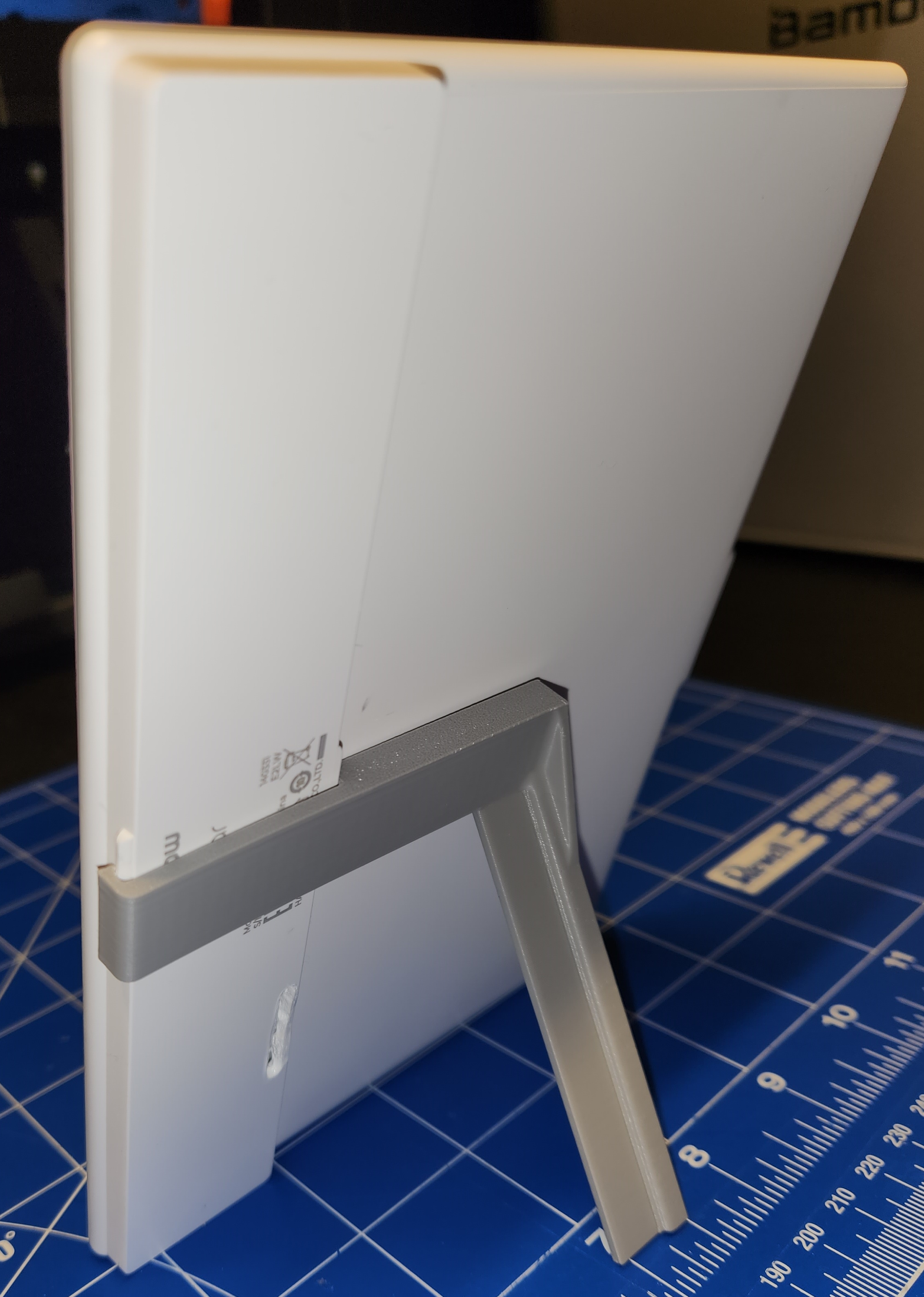 Portrait stand for Hanshow Nebular 750Y electronic shelf label