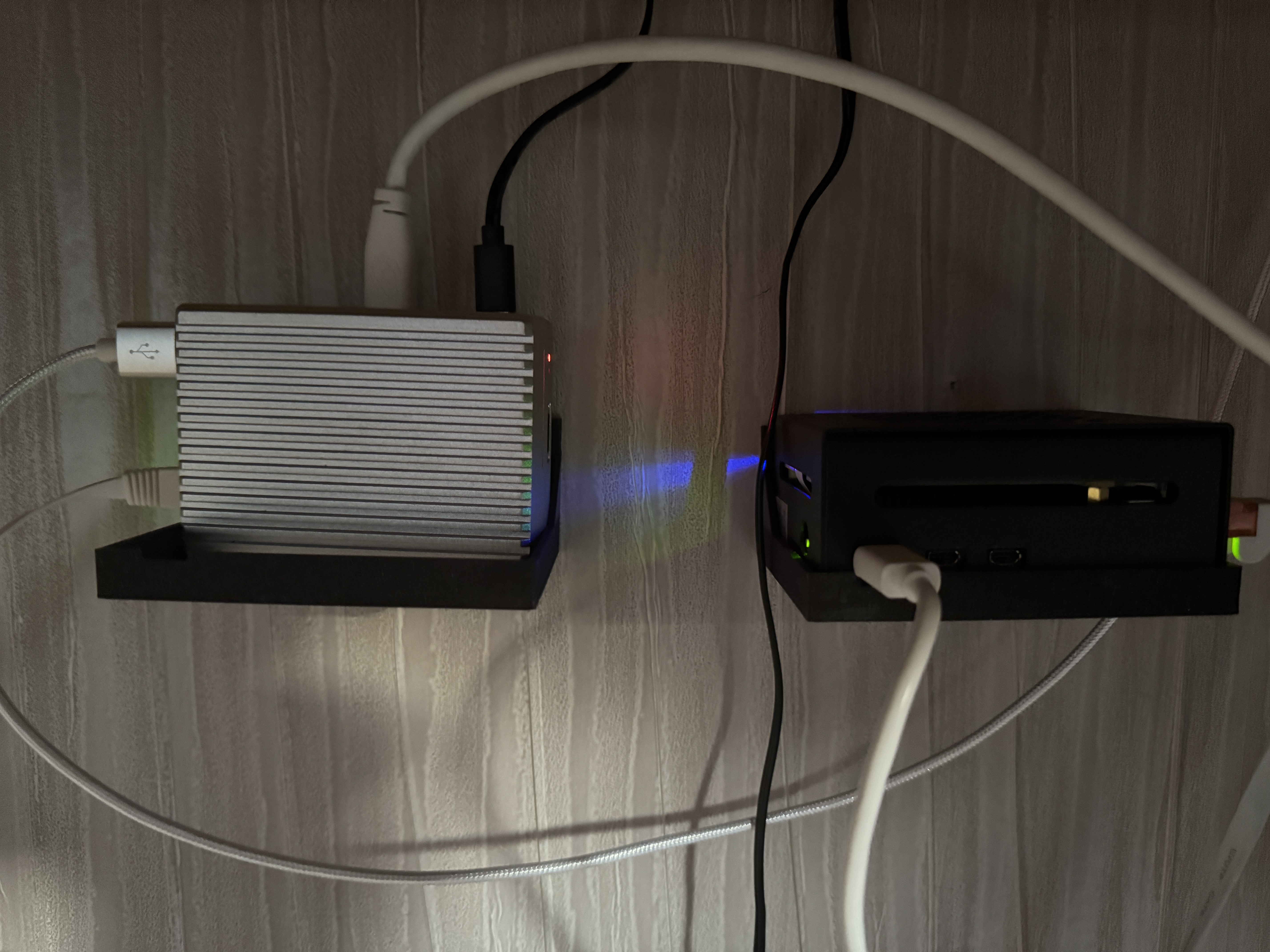 Wall mount for Raspberry Pi5 in Geekworm Case for NVMe SDD