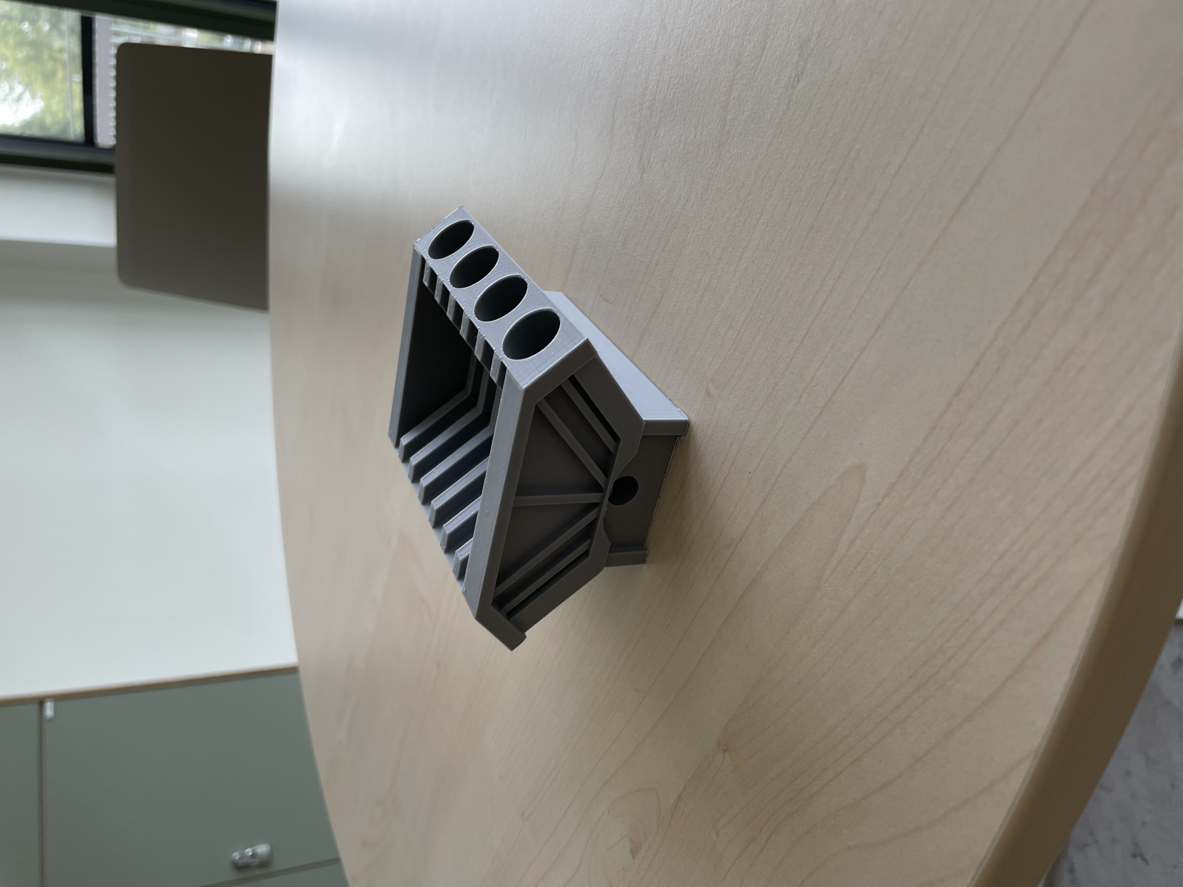 Miniatura 2 do modelo 3D V8 Engine block pen holder