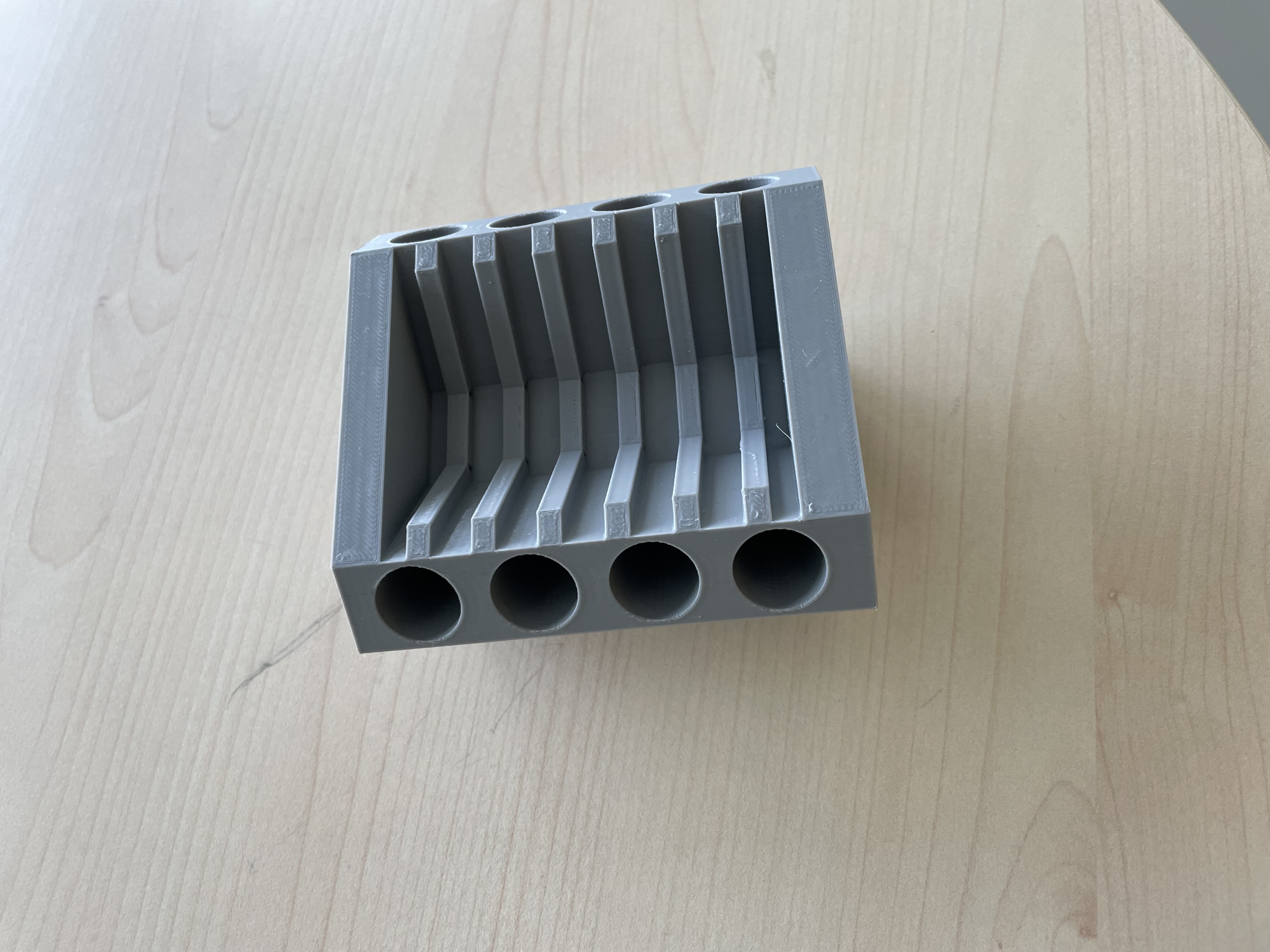 Miniatura 5 do modelo 3D V8 Engine block pen holder