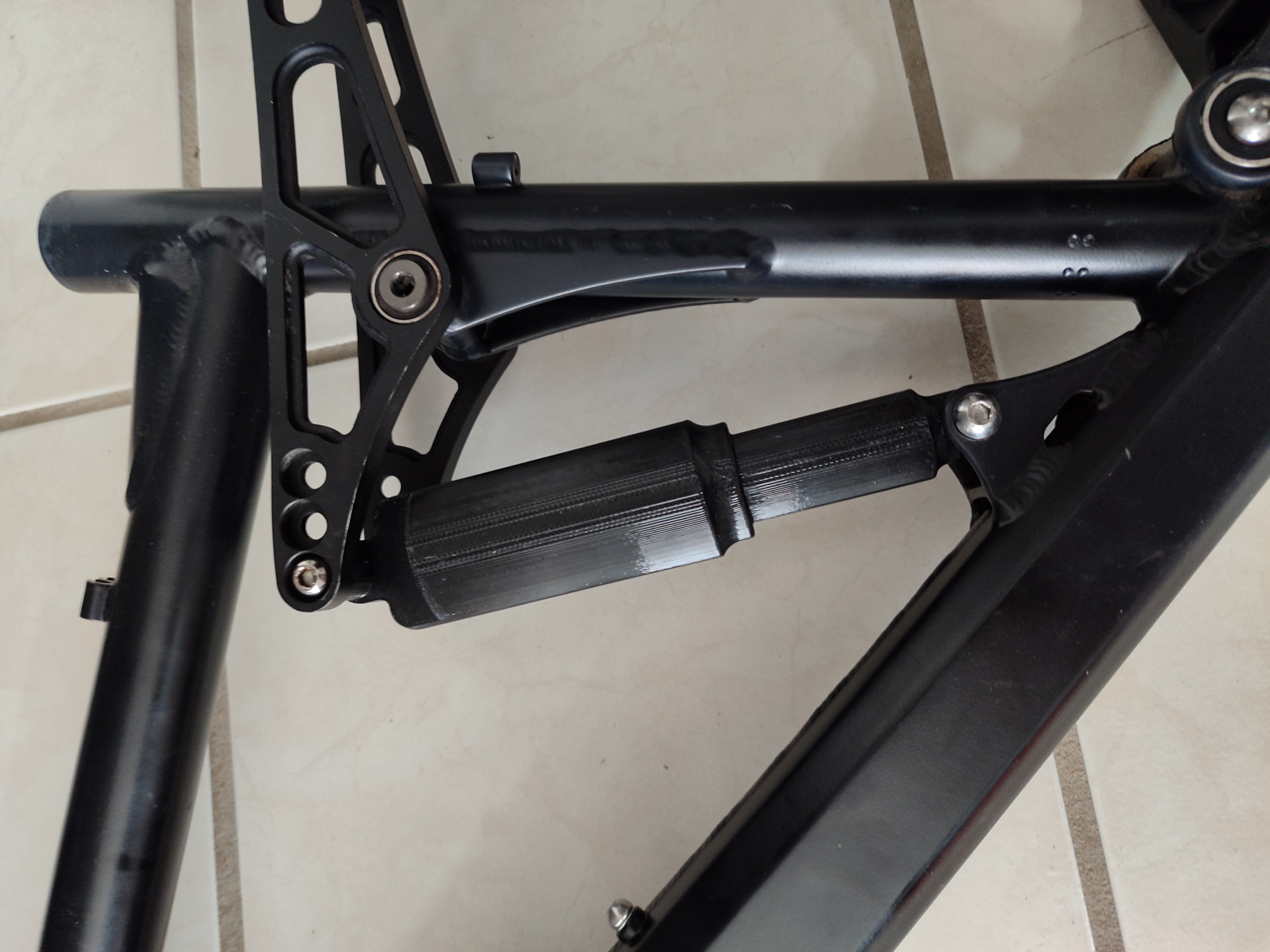 Hinterradfederung, Dämpfer, Attrappe // Rear wheel suspension, damper, dummy
