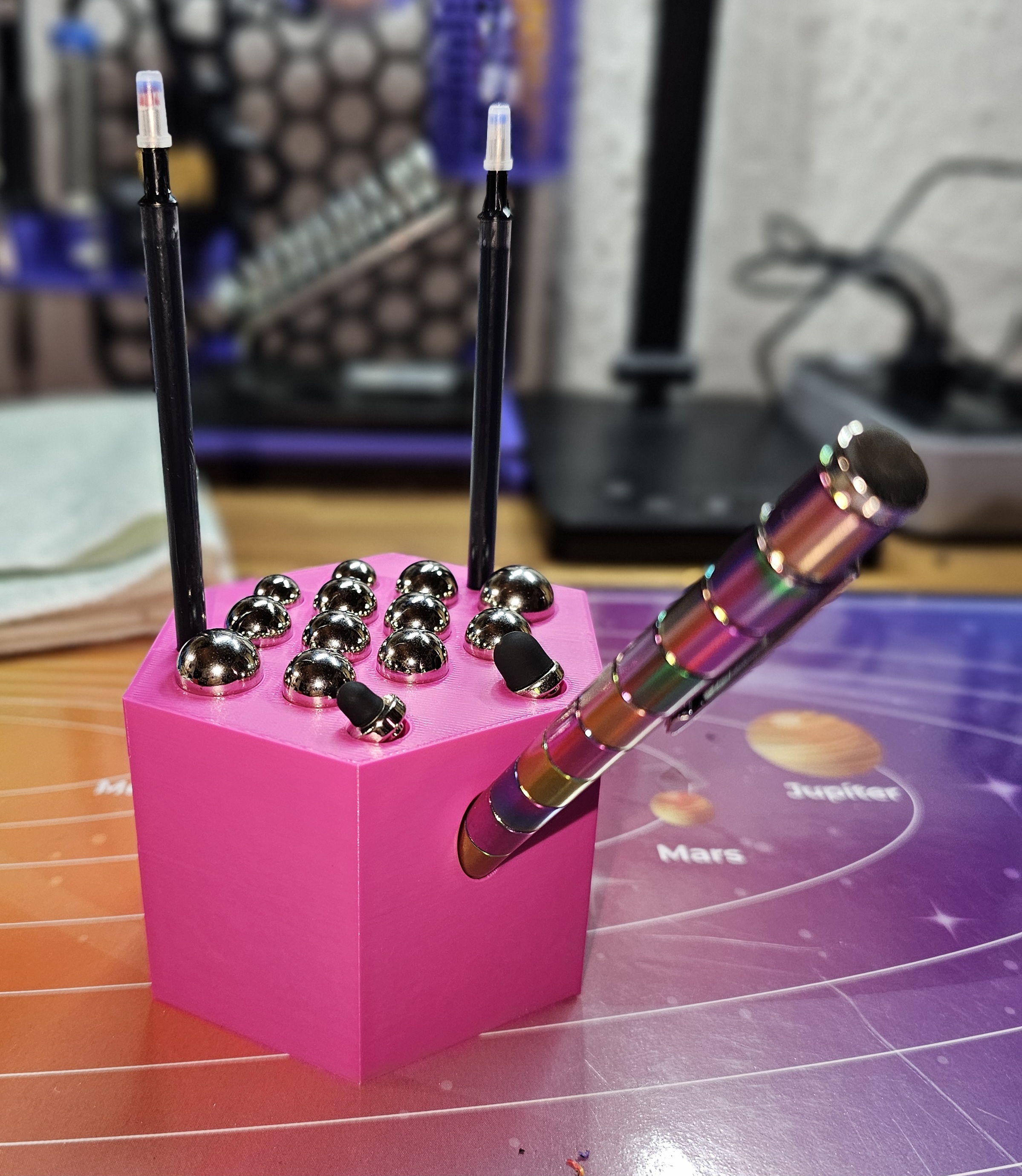 Magnetic fidget pen holder - Support de stylo magnetique