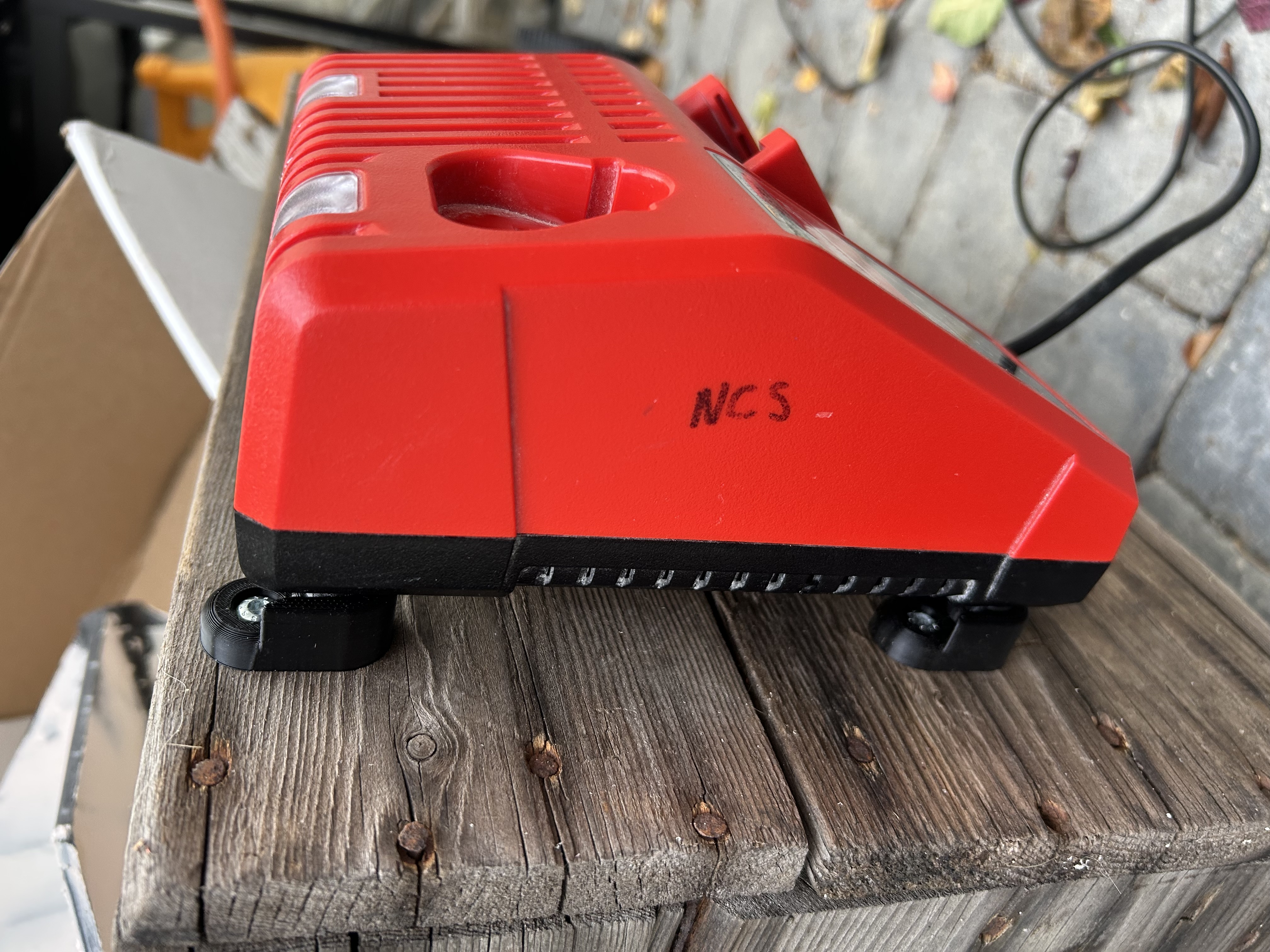 Milwaukee charger wall mount (Easy to attach)