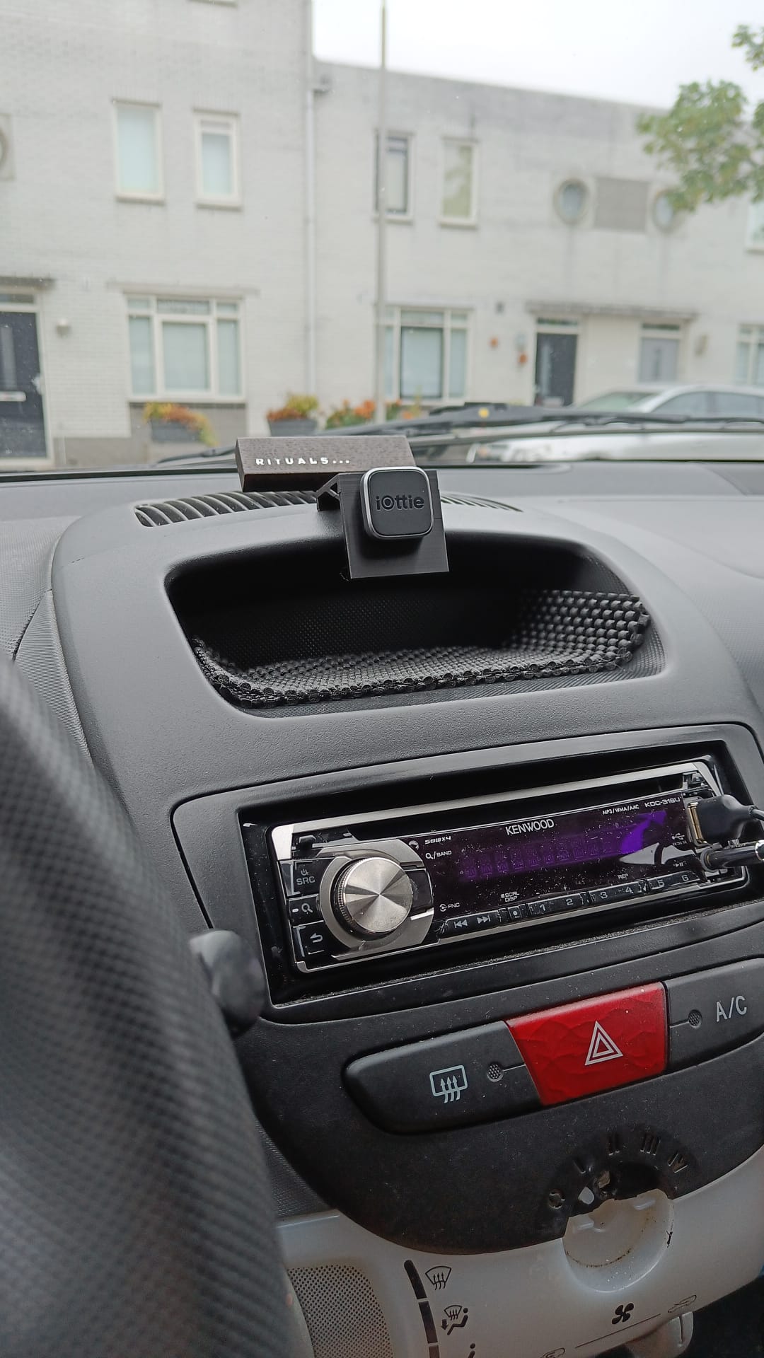 Phone stand for Citroen C1 (wider)