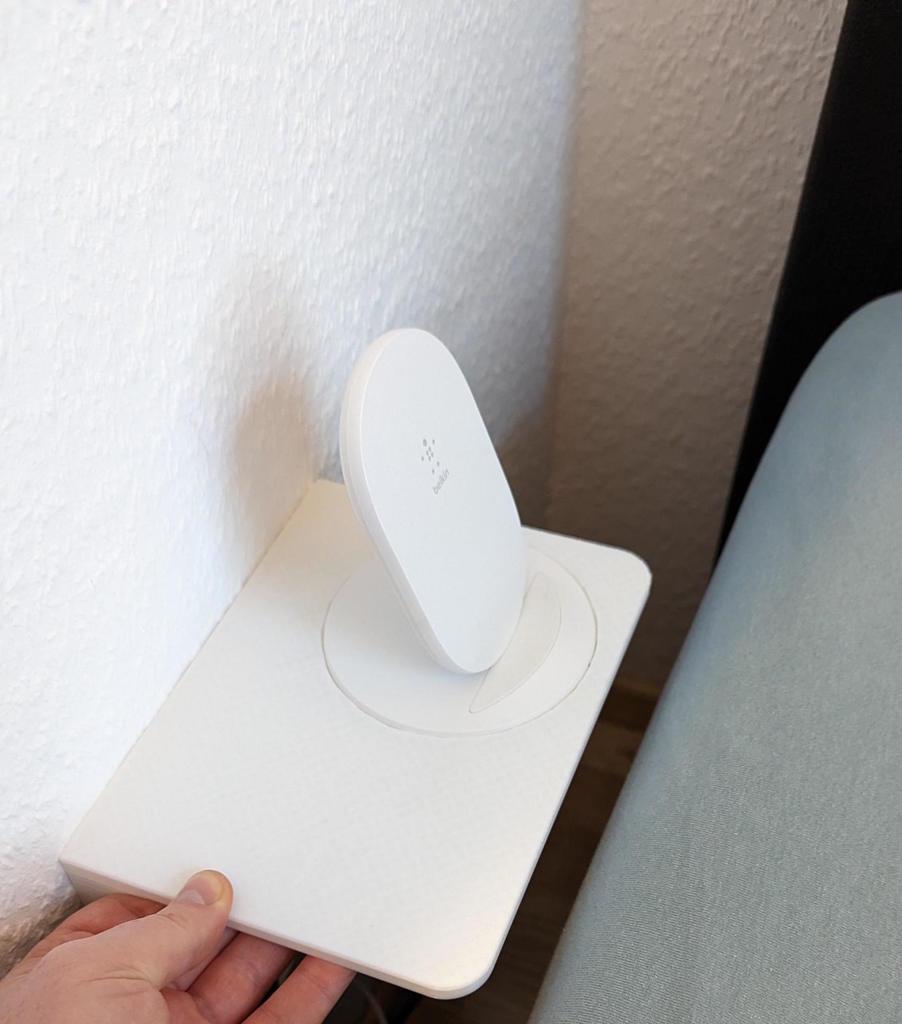 Small shelf with integrated notch for Qi charger