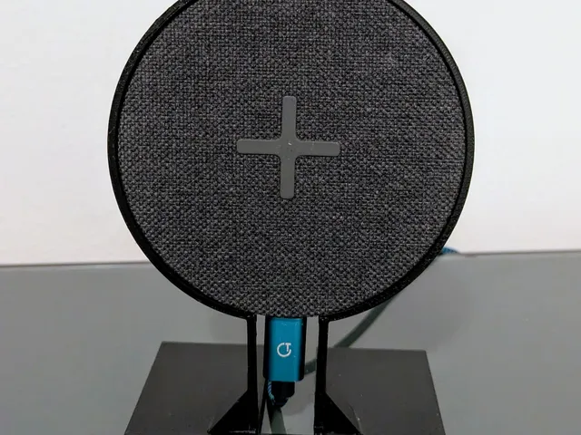 Cellphone-Stand with IKEA Nordmärke QI-Charger