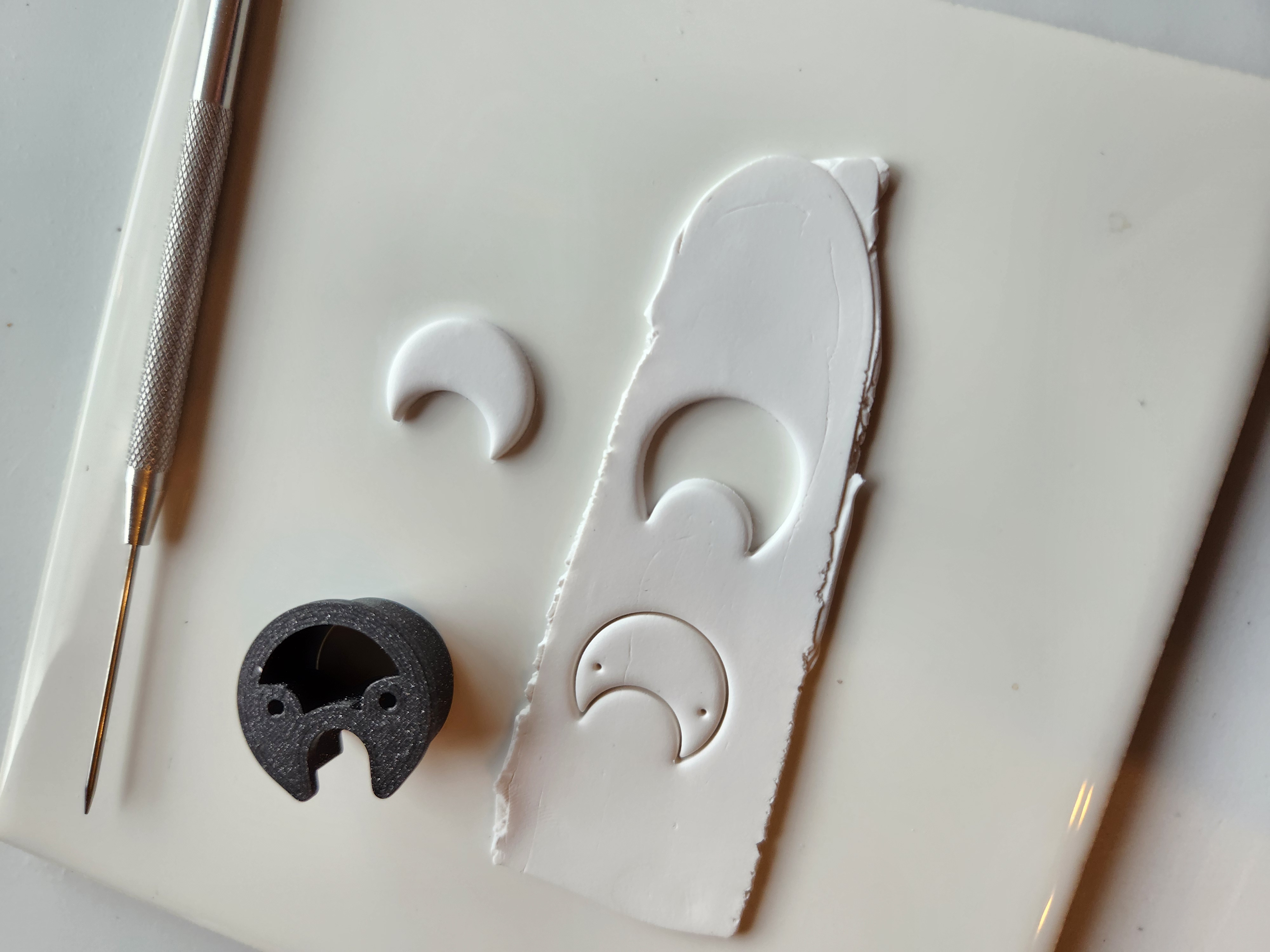 Polymer clay cutter | small moon with drill guides — miniatura 2