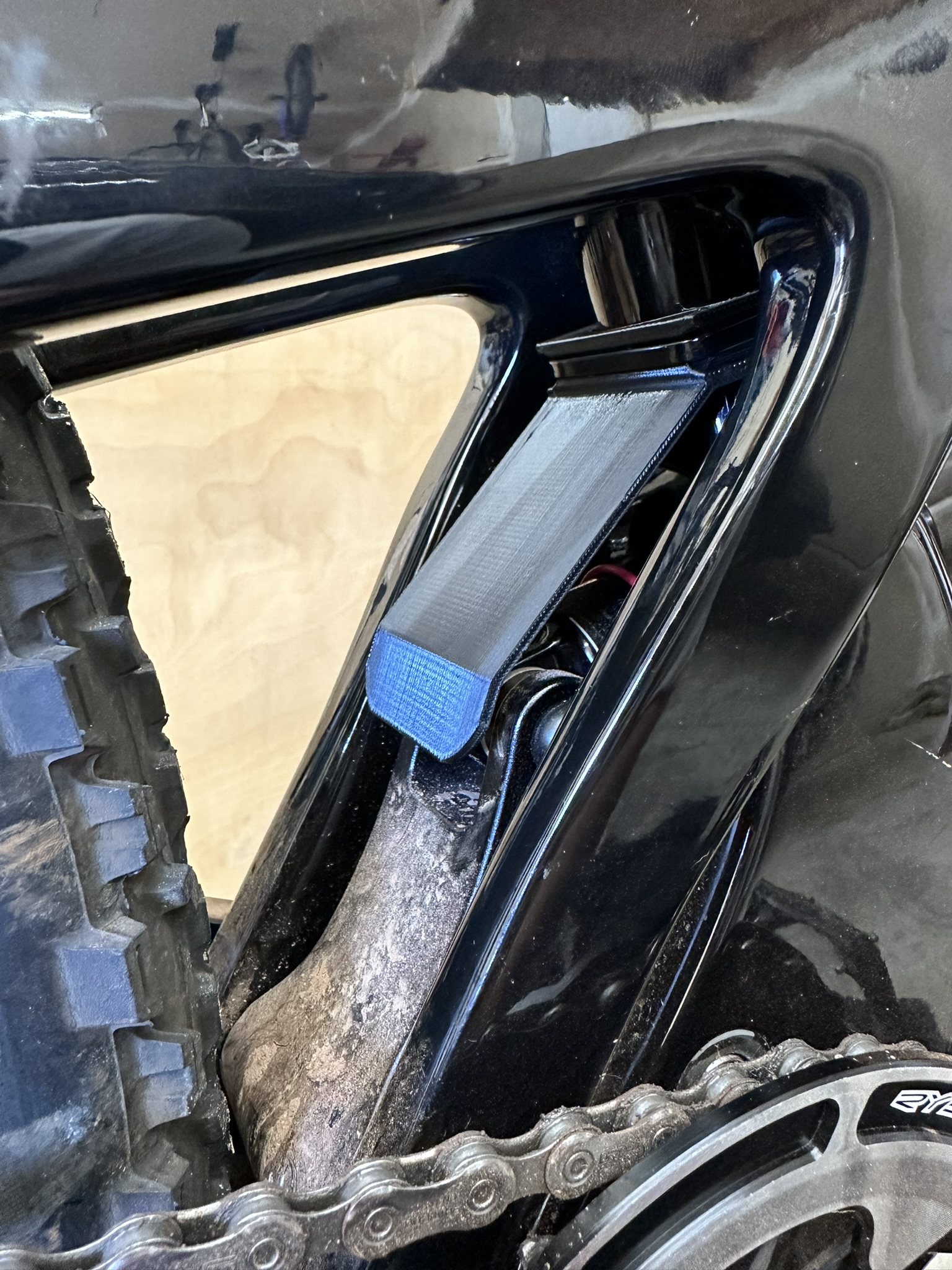 BXT-MTB-117 / Santa Cruz Hightower clone shock mud guard