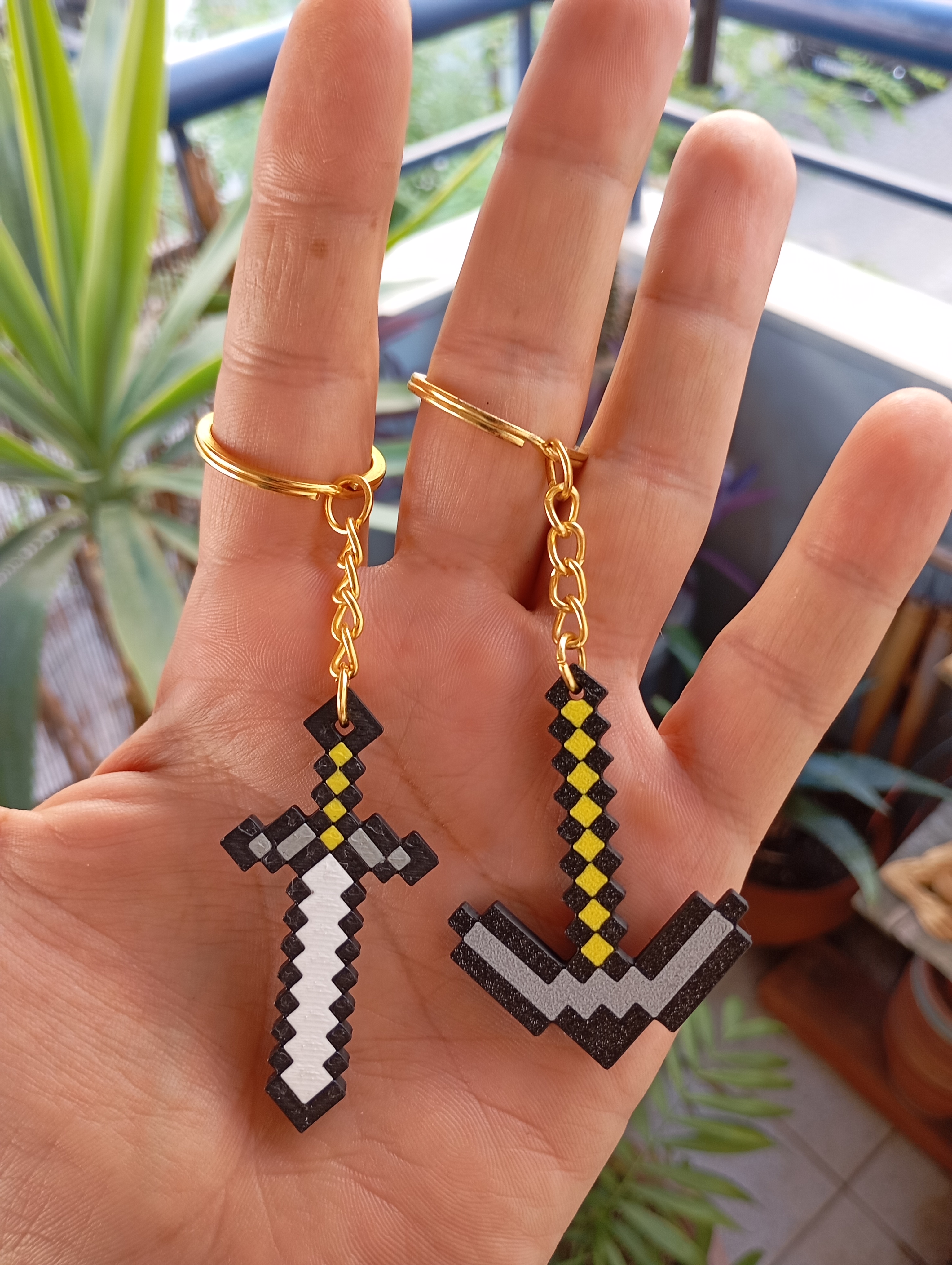 Miniatura 4 do modelo 3D pickaxe minecraft keychain