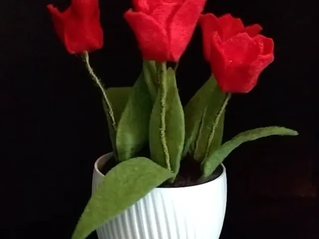 Twisting Flowerpot for styrofoam cupcakes