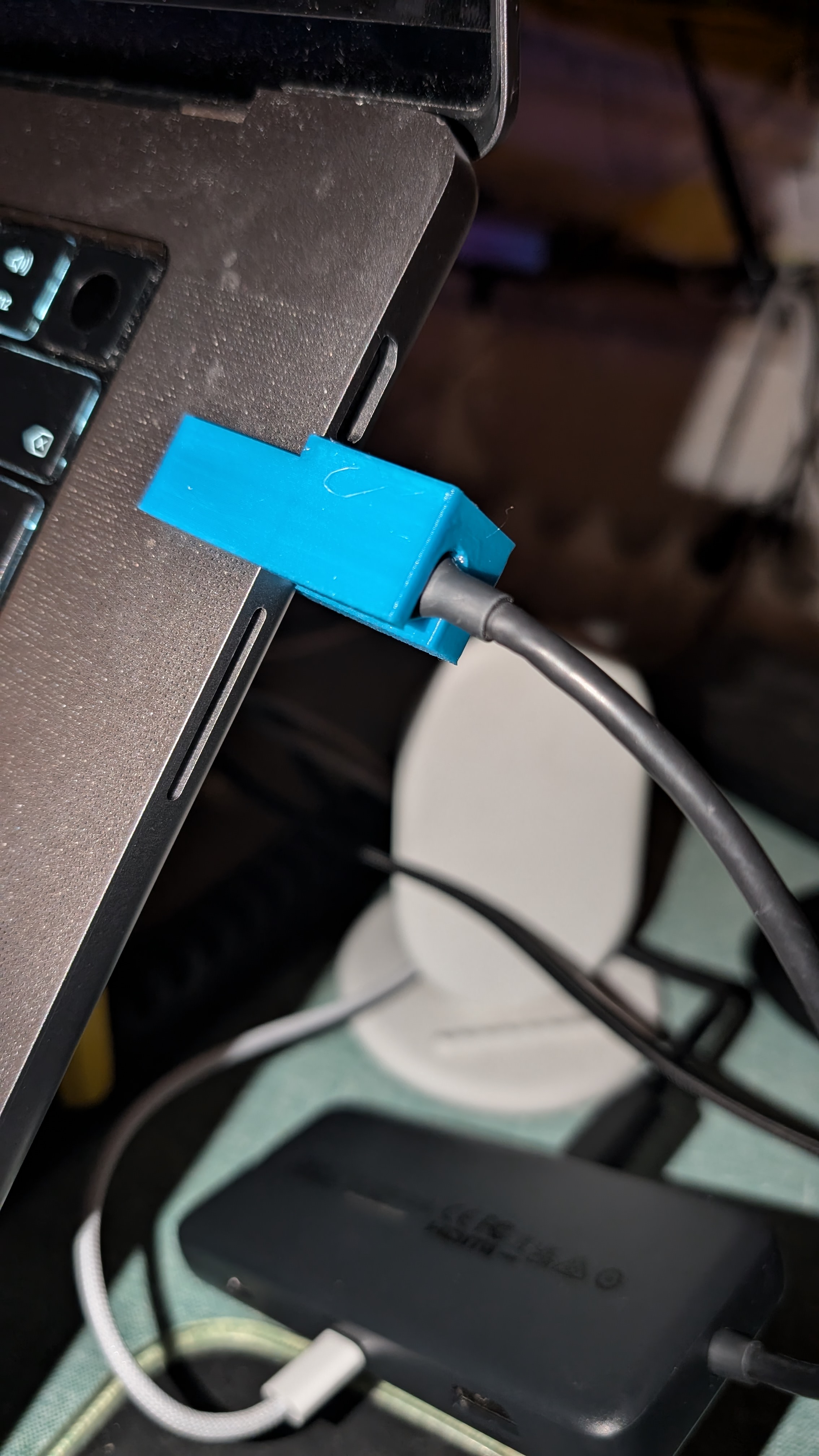 MacBook Pro 16 2021 USB-C Plug Holder