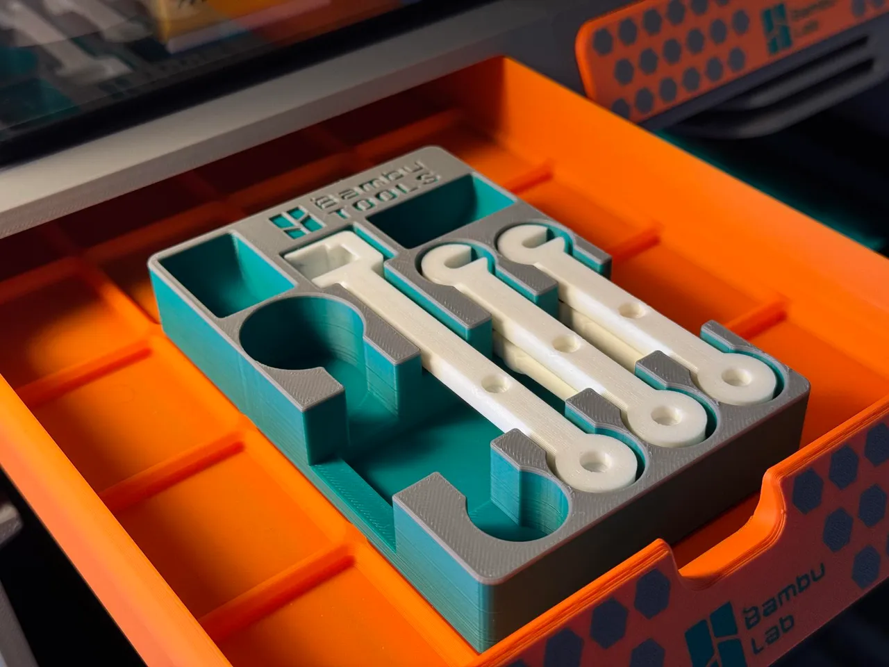 Bambu Tools Holder + Gridfinity (for AMS Riser V2) by SASS3DP