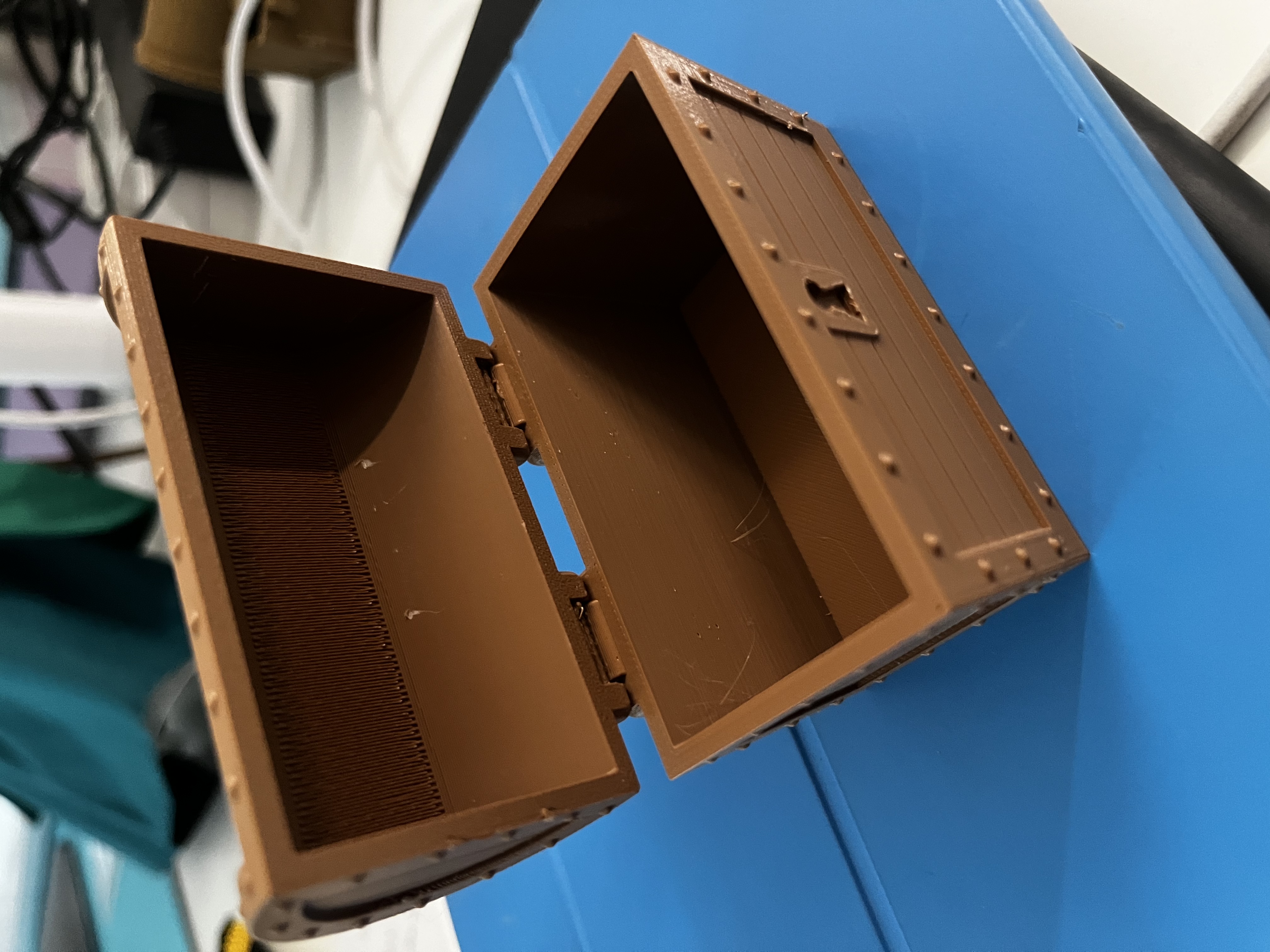 Treasure chest with integrated hinges