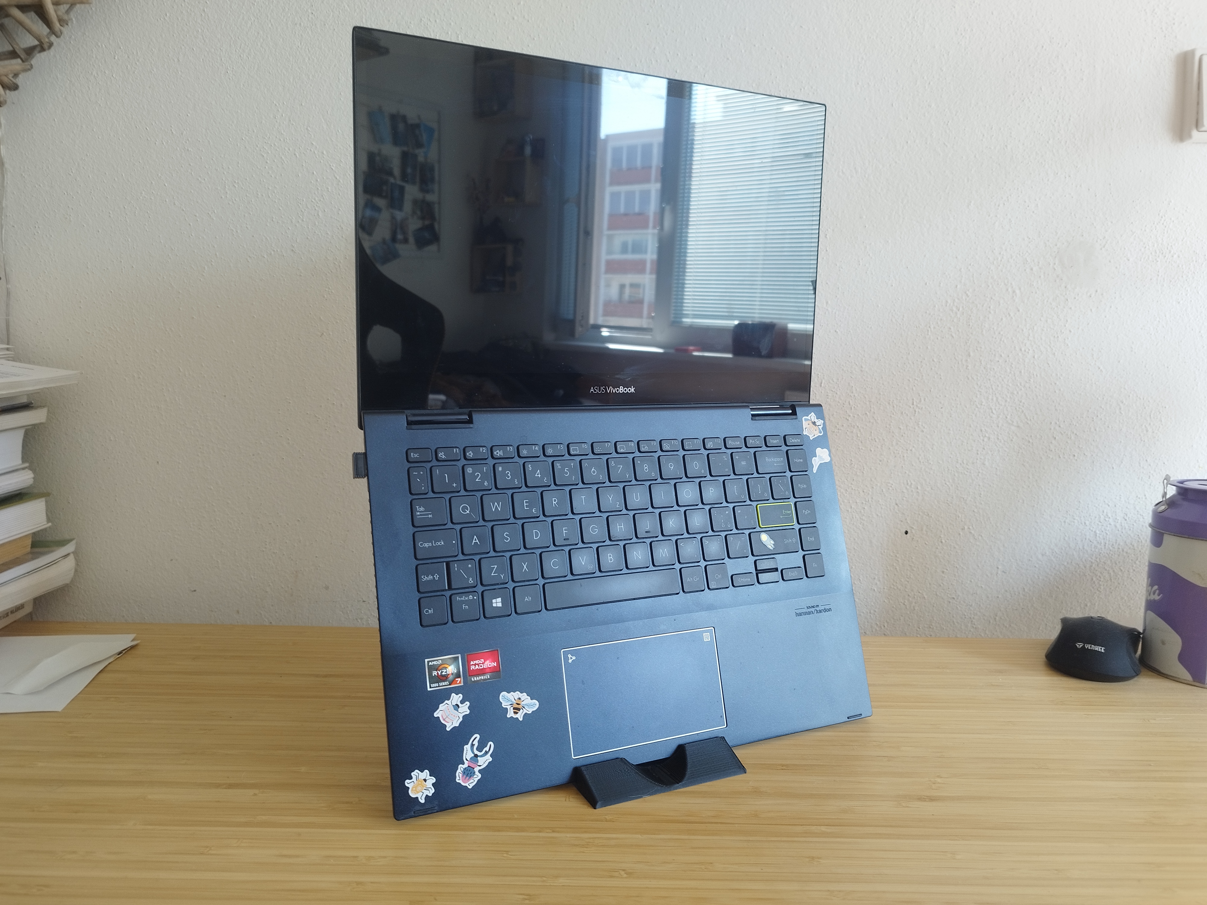 Vertical notebook/laptop stand