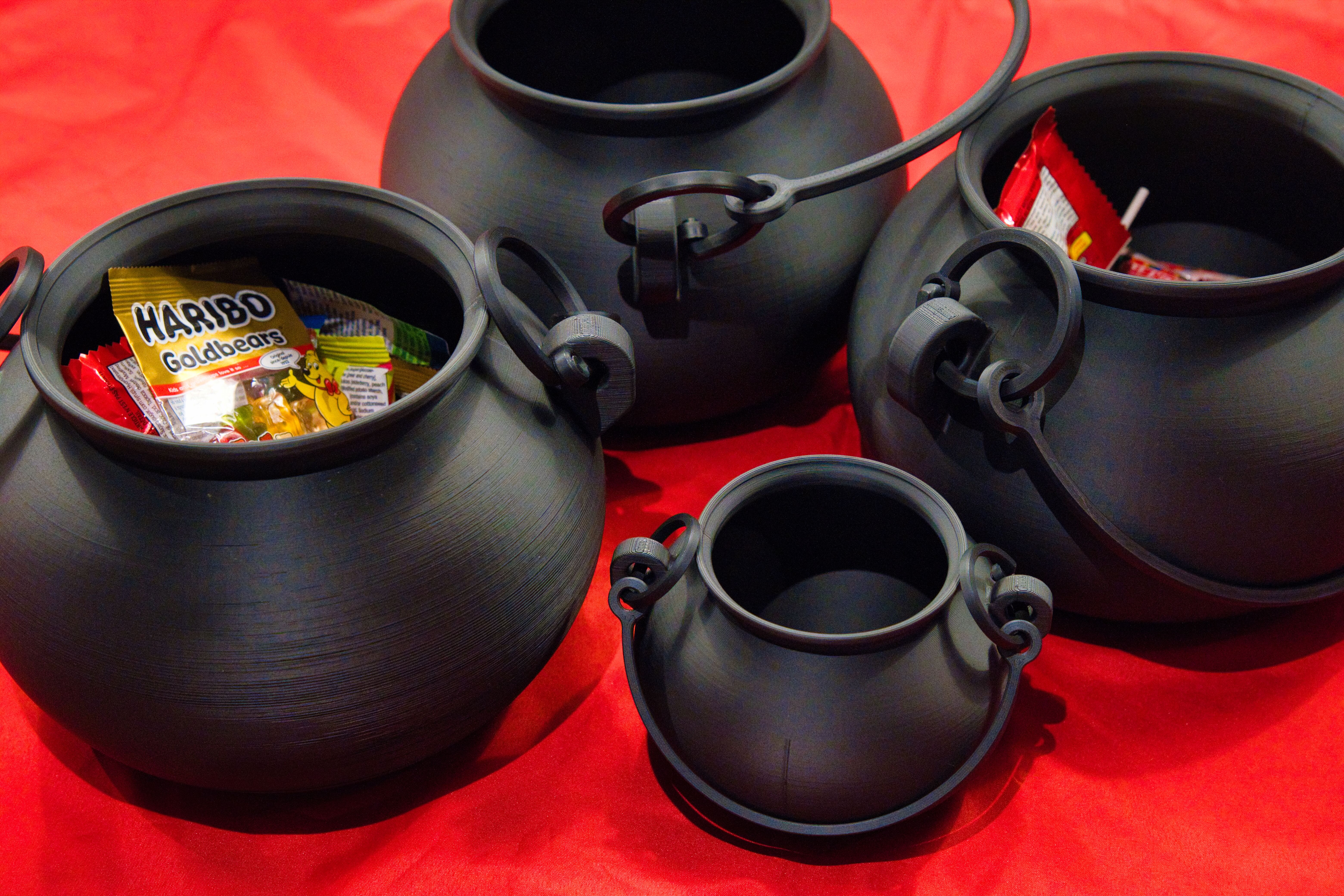 Miniatura 2 do modelo 3D Halloween Candy Cauldron