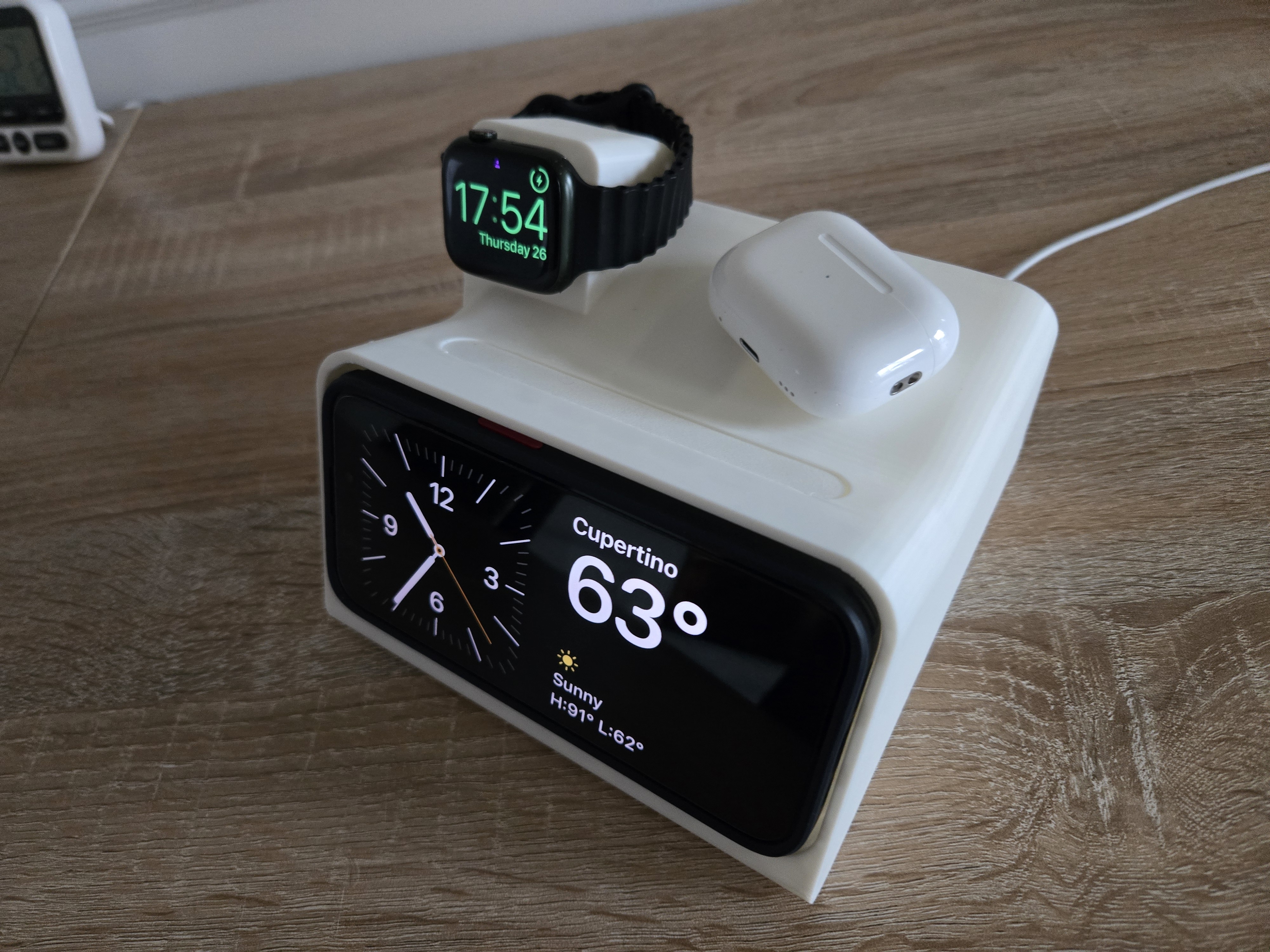 Case-Friendly iPhone Standby Dock with Watch Charger! — miniatura 2