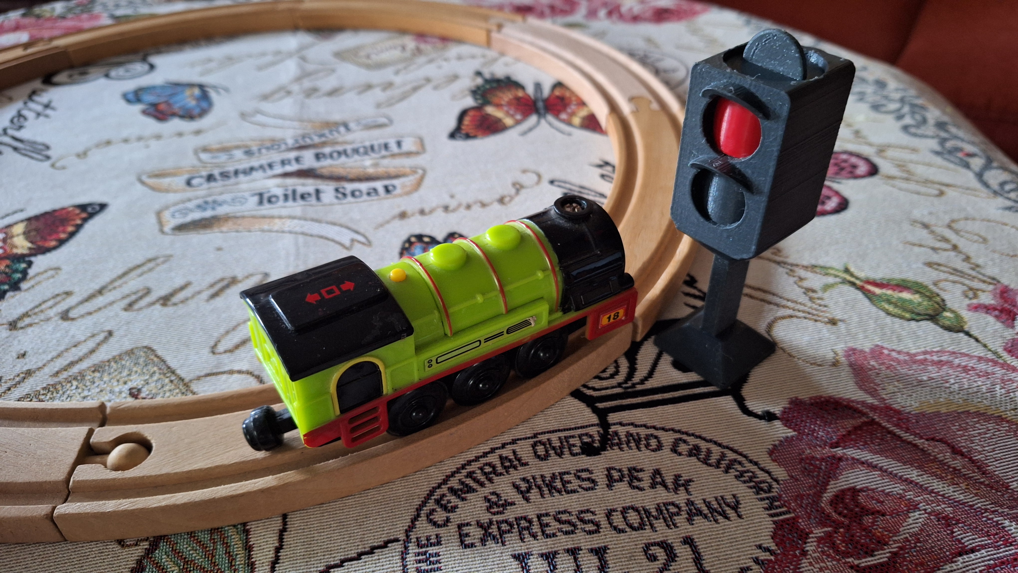 Návěstidlo k vláčkodráze (wooden train semafor)
