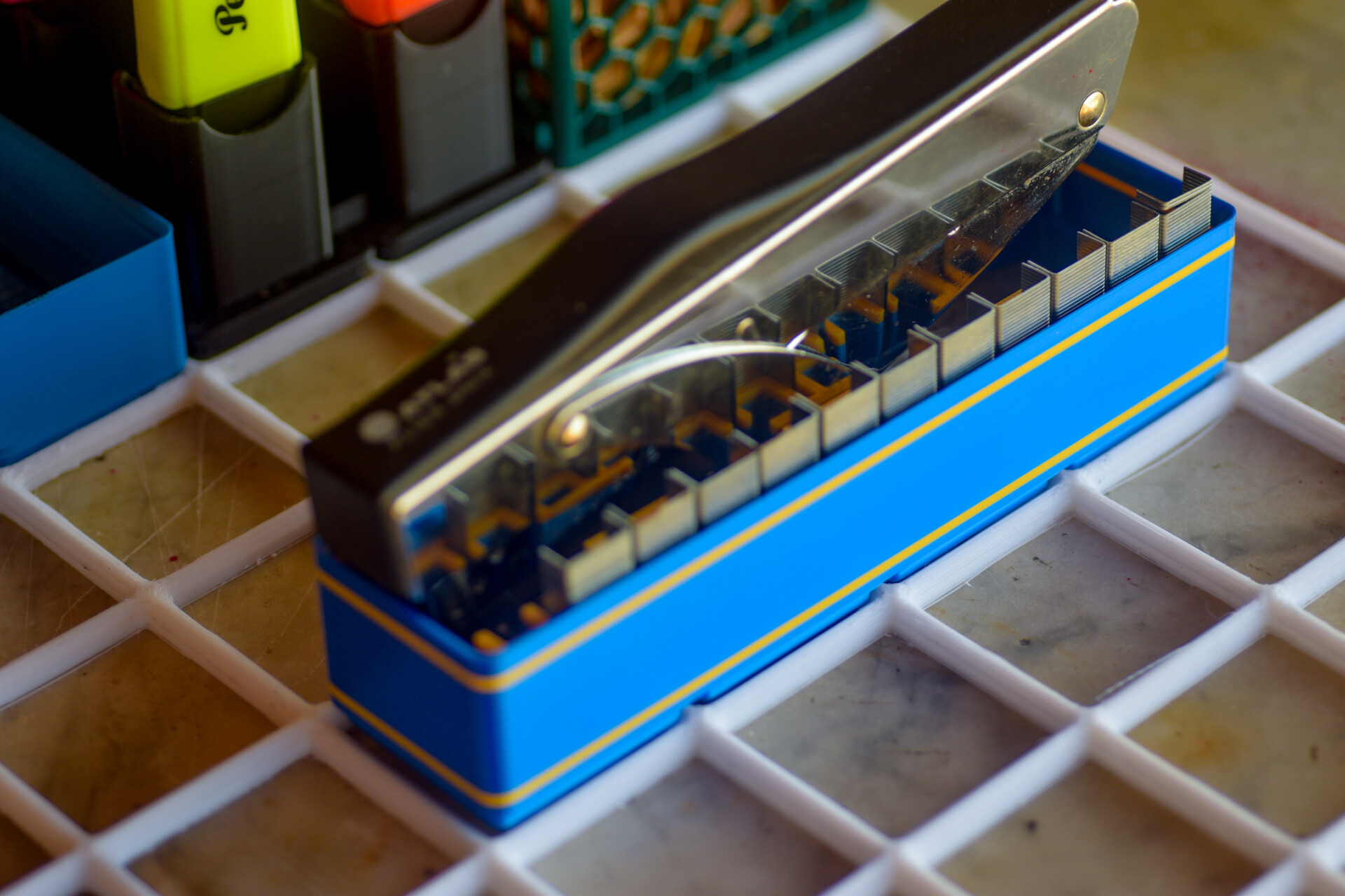 Gridfinity 4x1 Plier Stapler bin, with 12 refills slots